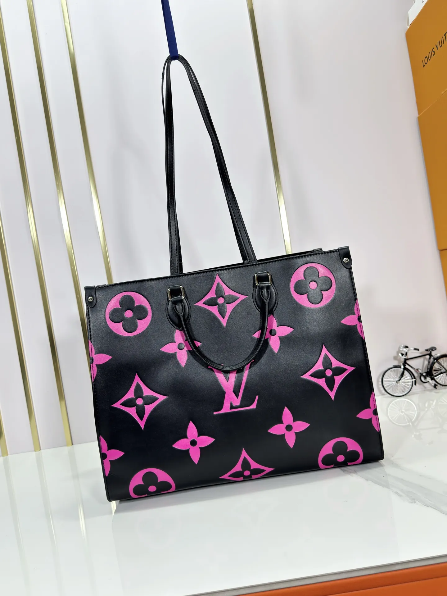 P260 Upgraded original M45945 M44925 M44571 This OnTheGo handbag is made of Monogram Empreinte leather embossed with large Monogram flowers and LV letters. It is equipped with a Toron handle and a long shoulder strap, providing a variety of comfortable carrying methods for business occasions, leisure shopping or travel. Dimensions: 41.0 x 34.0 x 19.0 cm (length x height x width)