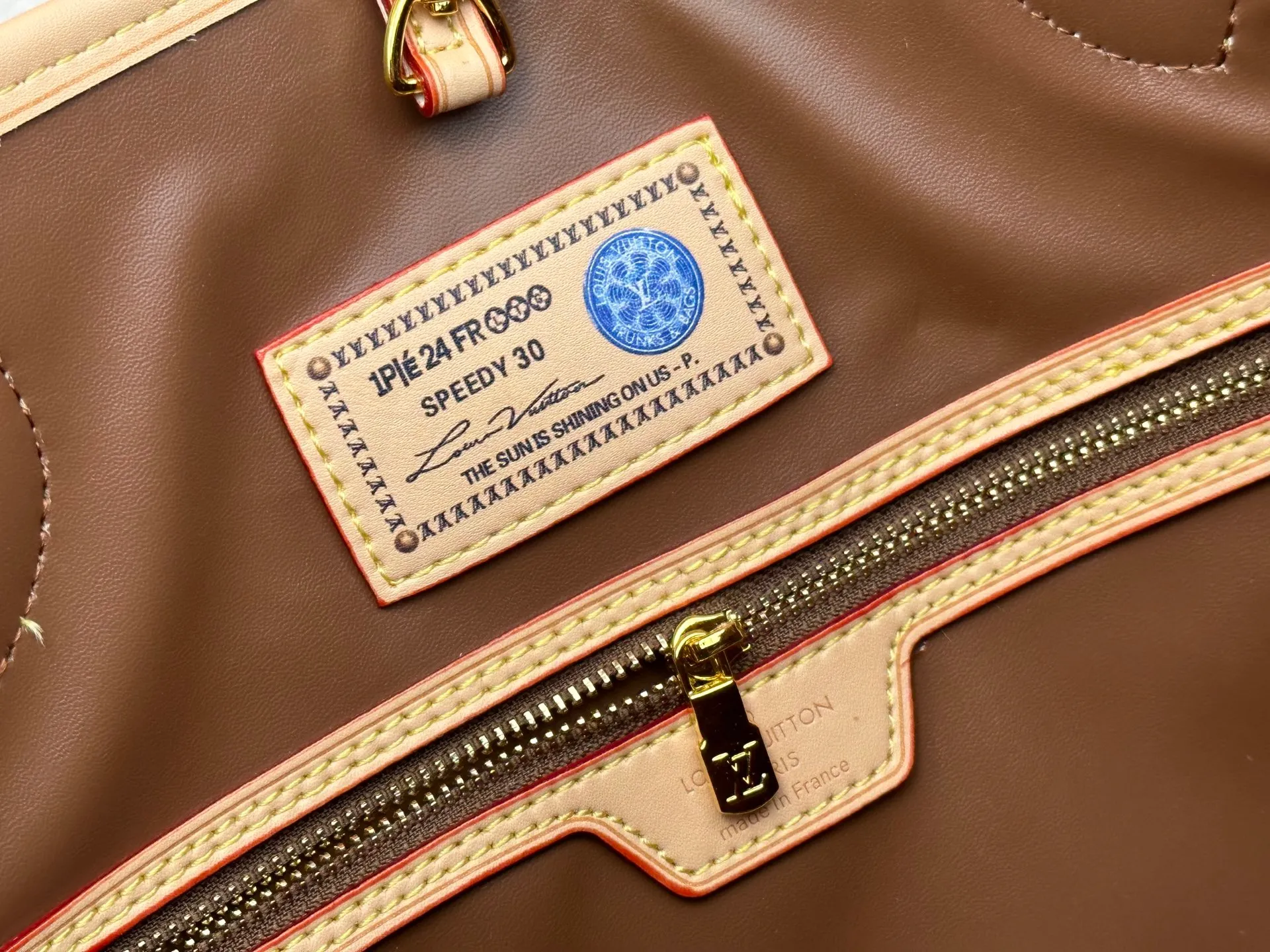 P280 Upgraded Original M45685 M40995 Neverfull handbags always meet your various handbag needs. It has a large capacity but is not bulky. It is stiff and soft to the touch, making it suitable for home and travel. Tighten the side ties and it instantly transforms into a stylish urban handbag. Loosen the straps and it transforms into a chic and practical handbag. The slender leather handle can be carried over the shoulder or between the arms. The model shown here is made of Damier Ebène canvas. Dimensions: 31.0 x 28.0 x 14.0 cm