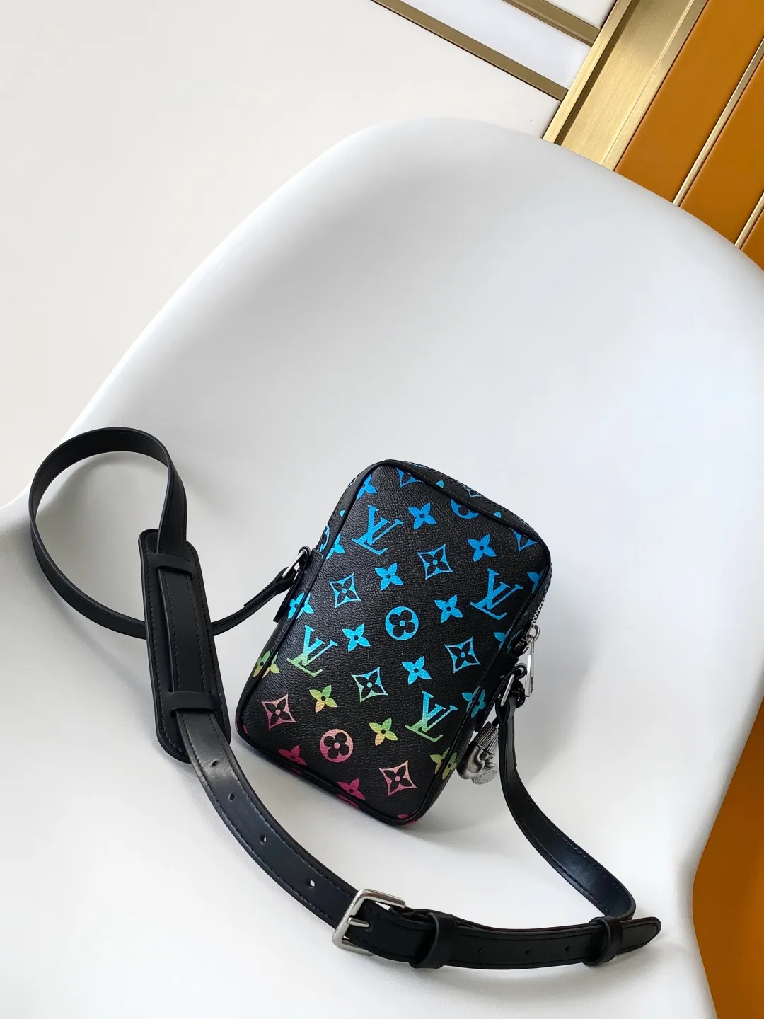 💰1080 Top Original Order M13898 Top Original Order Dynamic Changing In his latest collection, Pharrell Williams reinvents the Amazone crossbody bag from the 1980s, updating it with luxurious details. Select soft cow leather and cover it with Monogram printing. The leather texture is like vintage Monogram canvas. The bag is embellished with a pearl zipper and paired with a detachable Louis Vuitton metal hangtag, which is reminiscent of the nameplate on the brand's vintage luggage. 14.5 Half-length strap adjustable to: 58.0 cm