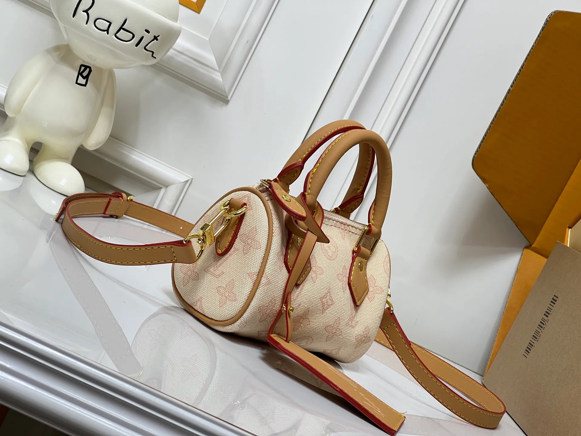 Batch 240💰M28322 Red M28323 M27610 M81085 [Exclusive background shot] This Nano Speedy handbag condenses the configuration of Louis Vuitton's classic Speedy handbag. It is made of Monogram canvas with distressed cow leather details and dazzling metal parts, making it easy to carry with you for daily needs. The handles and removable and adjustable shoulder strap allow for a variety of styling possibilities. 16.0 x 10.0 x 7.5 cm (L x H x W) • Monogram coated canvas • Cow leather trim • Metal hardware • Zipper closure • Space to store daily necessities such as a 6.1-inch smartphone, card holder and lipstick • Shoulder strap: removable, adjustable • Half-length strap: 45.5 cm • Half-length strap adjustable to: 54.0 cm • Handle: Double handle