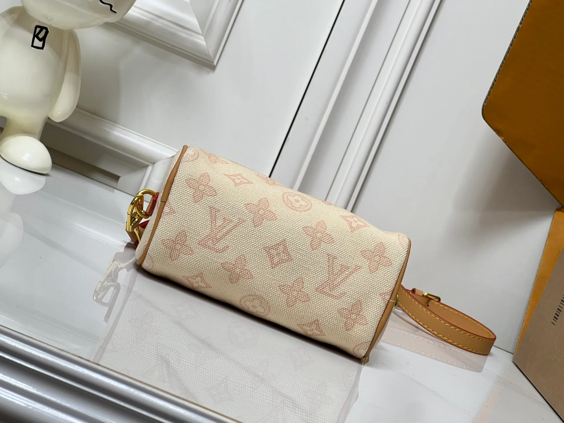 Batch 240💰M28322 Red M28323 M27610 M81085 [Exclusive background shot] This Nano Speedy handbag condenses the configuration of Louis Vuitton's classic Speedy handbag. It is made of Monogram canvas with distressed cow leather details and dazzling metal parts, making it easy to carry with you for daily needs. The handles and removable and adjustable shoulder strap allow for a variety of styling possibilities. 16.0 x 10.0 x 7.5 cm (L x H x W) • Monogram coated canvas • Cow leather trim • Metal hardware • Zipper closure • Space to store daily necessities such as a 6.1-inch smartphone, card holder and lipstick • Shoulder strap: removable, adjustable • Half-length strap: 45.5 cm • Half-length strap adjustable to: 54.0 cm • Handle: Double handle