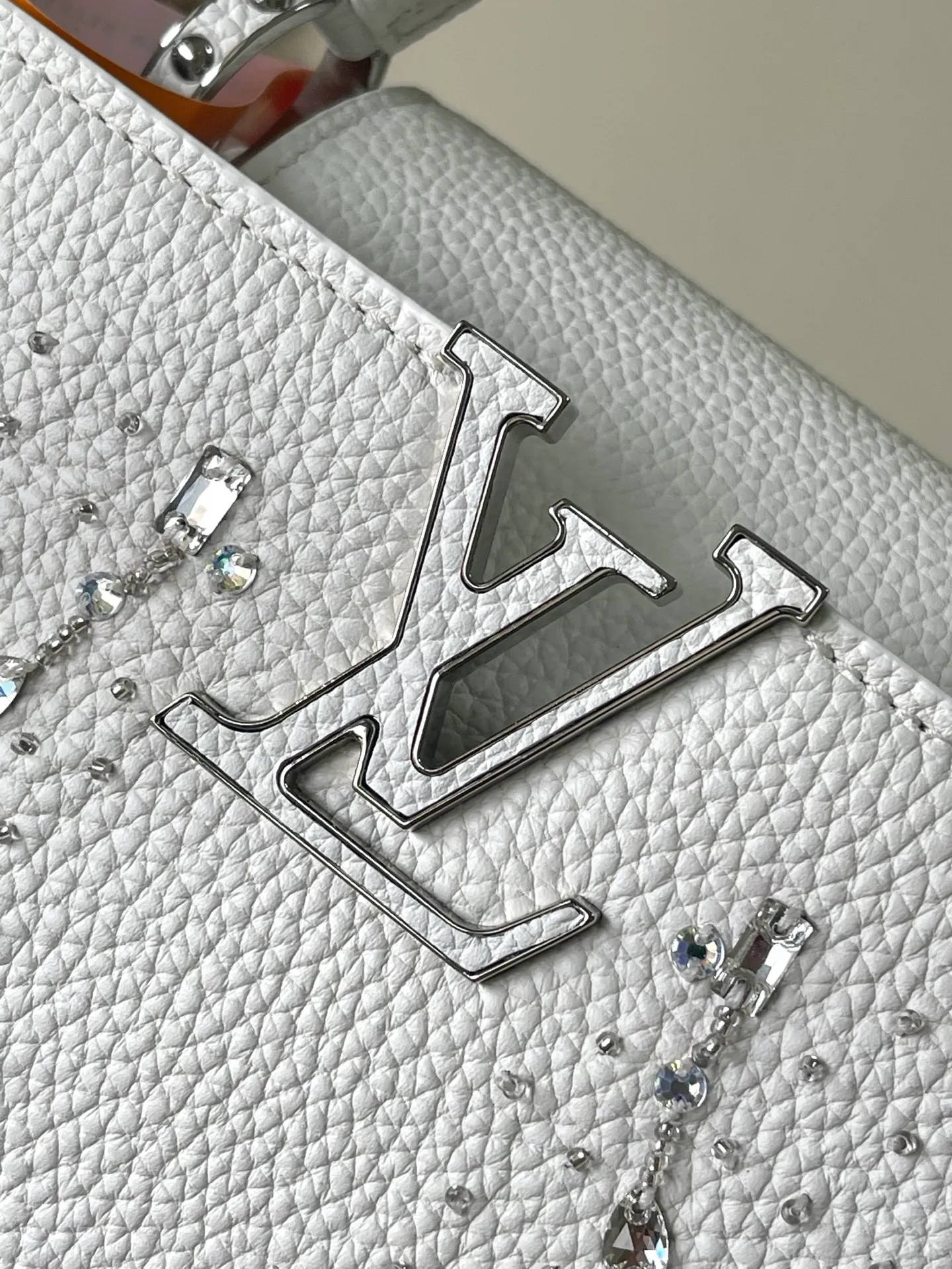 💰2900 "Special Grade Original Leather" M25934 White Small As part of the "Extraordinary Series", this Capni mini bag has been redesigned with exquisite embroidery technology. It's made from calfskin and embellished with shimmering sequins in a romantic floral pattern and finished with gold-toned hardware. The backpack design provides a separated interior space and features the iconic LV initials as a tribute to the brand's exquisite craftsmanship. Dimensions: 27 x 17.3 x 9cm