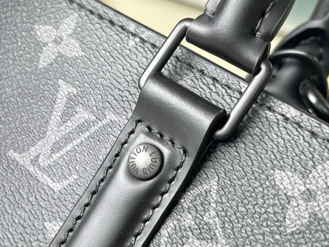 💰960 Top Original M45265 Sac Plat Horizontal Zippé briefcase is made of Monogram Eclipse canvas and leather. The letter embossing and Monogram nameplate pay tribute to the brand heritage. The neat lines express a new chapter of business and leisure. It also has a leather handle for comfortable carrying. Dimensions: 31.0 x 39.0 x 8.5 cm