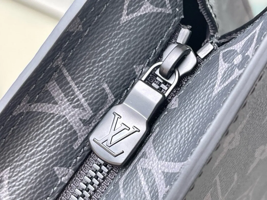 💰960 Top Original M45265 Sac Plat Horizontal Zippé briefcase is made of Monogram Eclipse canvas and leather. The letter embossing and Monogram nameplate pay tribute to the brand heritage. The neat lines express a new chapter of business and leisure. It also has a leather handle for comfortable carrying. Dimensions: 31.0 x 39.0 x 8.5 cm
