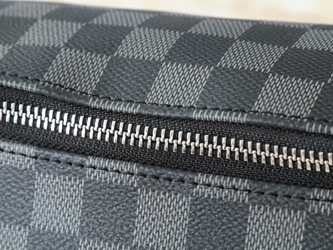 💰200💰Upgraded from the original M11510. This toiletry bag is made of Damier Graphite canvas, which has a rugged feel. The practical elastic lining keeps the bottle upright. Dimensions: 20 x 9.3 x 28 cm (height x width x length)
