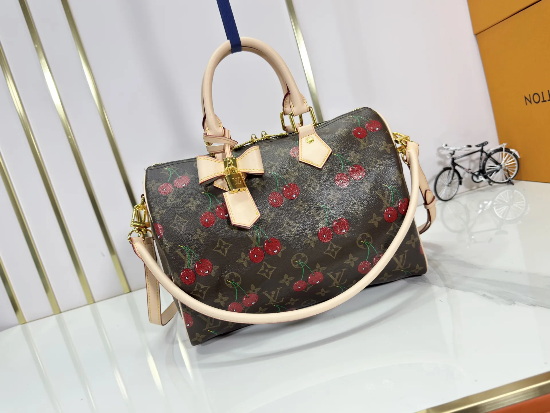 P300 M17089 M40391 Louis Vuitton collaborated with Japanese M artist Takashi Murak for the first time in 2003 and launched the classic "Color Monogram" series, which immediately triggered a trend storm. The "Cherry Series" launched in 2005 is based on Murakami's design and incorporates cherry elements into the classic Monogram canvas, showing the perfect combination of art and fashion. Size: 30x21x17