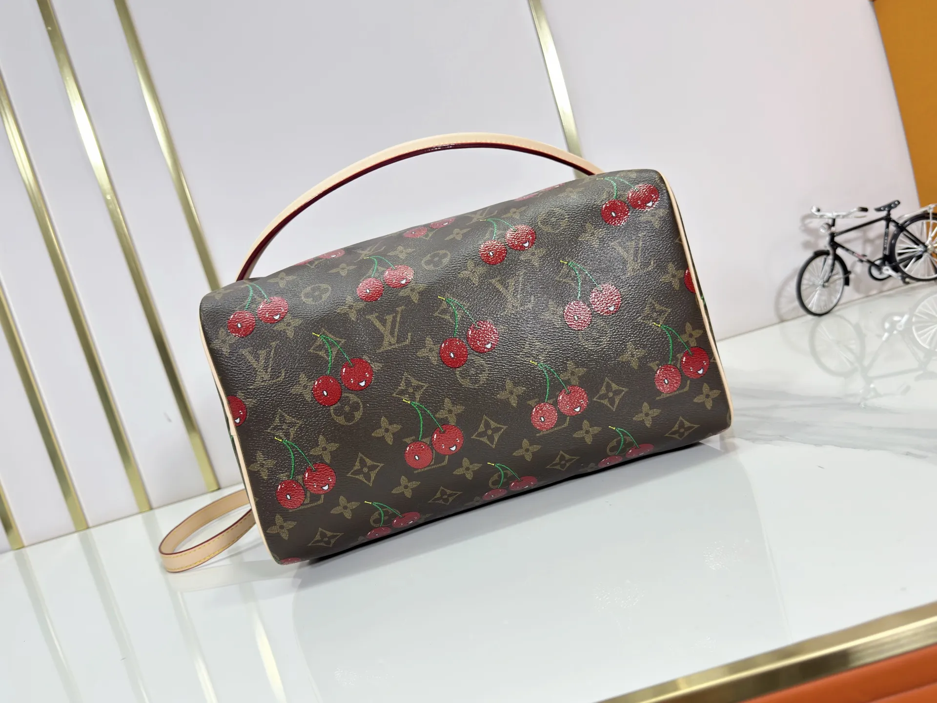P300 M17089 M40391 Louis Vuitton collaborated with Japanese M artist Takashi Murak for the first time in 2003 and launched the classic "Color Monogram" series, which immediately triggered a trend storm. The "Cherry Series" launched in 2005 is based on Murakami's design and incorporates cherry elements into the classic Monogram canvas, showing the perfect combination of art and fashion. Size: 30x21x17