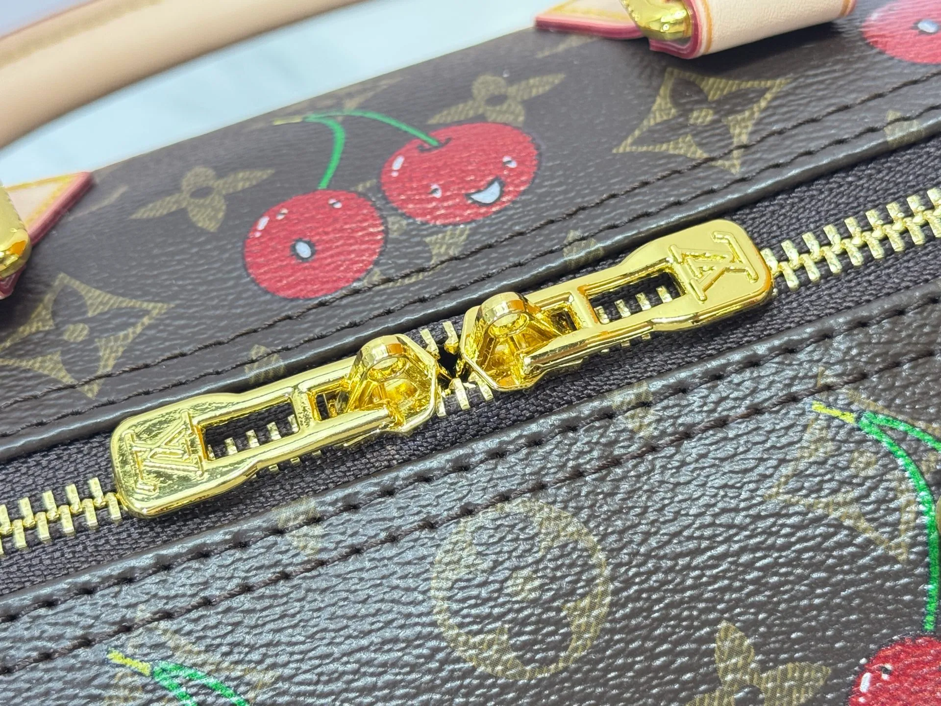 P300 M17089 M40391 Louis Vuitton collaborated with Japanese M artist Takashi Murak for the first time in 2003 and launched the classic "Color Monogram" series, which immediately triggered a trend storm. The "Cherry Series" launched in 2005 is based on Murakami's design and incorporates cherry elements into the classic Monogram canvas, showing the perfect combination of art and fashion. Size: 30x21x17
