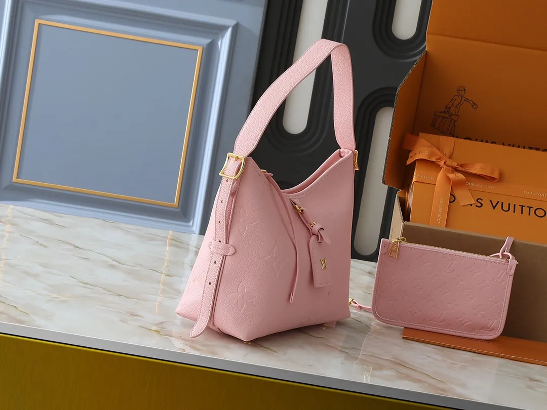 💰240💰Upgraded from the original M24141 M46288 M46293 M46277 M46298 M46203 CarryAll small handbag is made of Mono gram Empreinte embossed leather. It has a generous structure and a neat inner layer. The large inner bag adds functional elements. Comes with a Monogram embossed zipper clutch secured by a leather strap. A personal companion for urban life. Dimensions 29 x 24 x 12 cm (length x height x width)