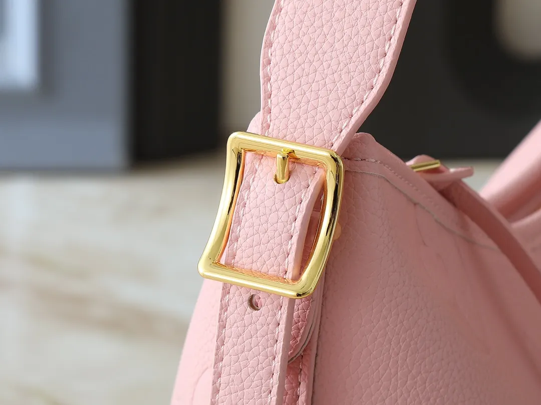 💰240💰Upgraded from the original M24141 M46288 M46293 M46277 M46298 M46203 CarryAll small handbag is made of Mono gram Empreinte embossed leather. It has a generous structure and a neat inner layer. The large inner bag adds functional elements. Comes with a Monogram embossed zipper clutch secured by a leather strap. A personal companion for urban life. Dimensions 29 x 24 x 12 cm (length x height x width)