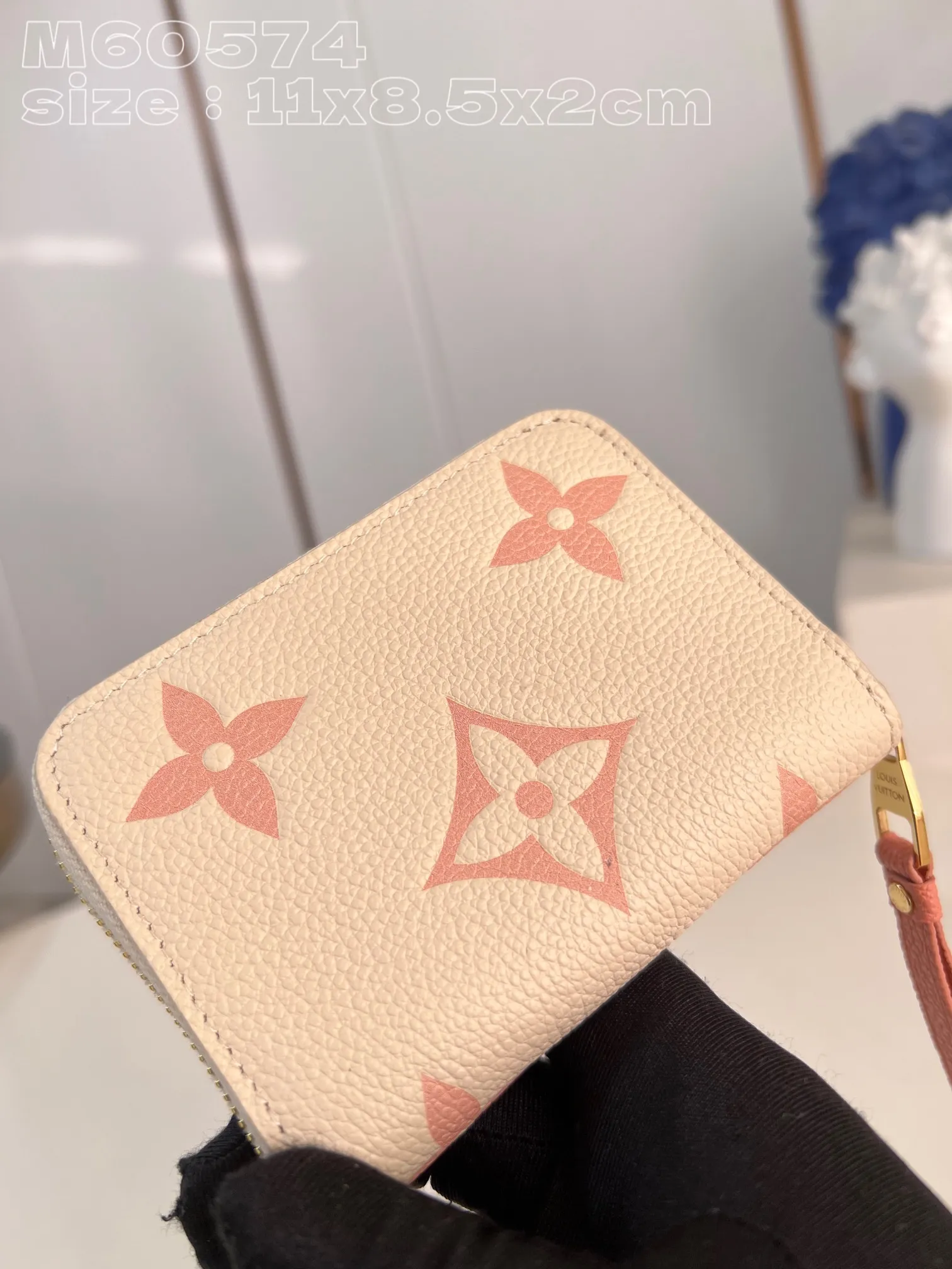 💰130 💎Upgraded from the original version🇫🇷 This Zippy zipper coin purse is made of Monogram Empreinte leather, with Monogram embossing on the surface. The compact structure hides ample space and can be easily put into a pocket or handbag, and can store credit cards, banknotes and coins. Wraparound zipper with LV stamped puller. Model: M60574 Chocolate Dimensions: 11 x 8.5 x 2 cm (length x height x width)