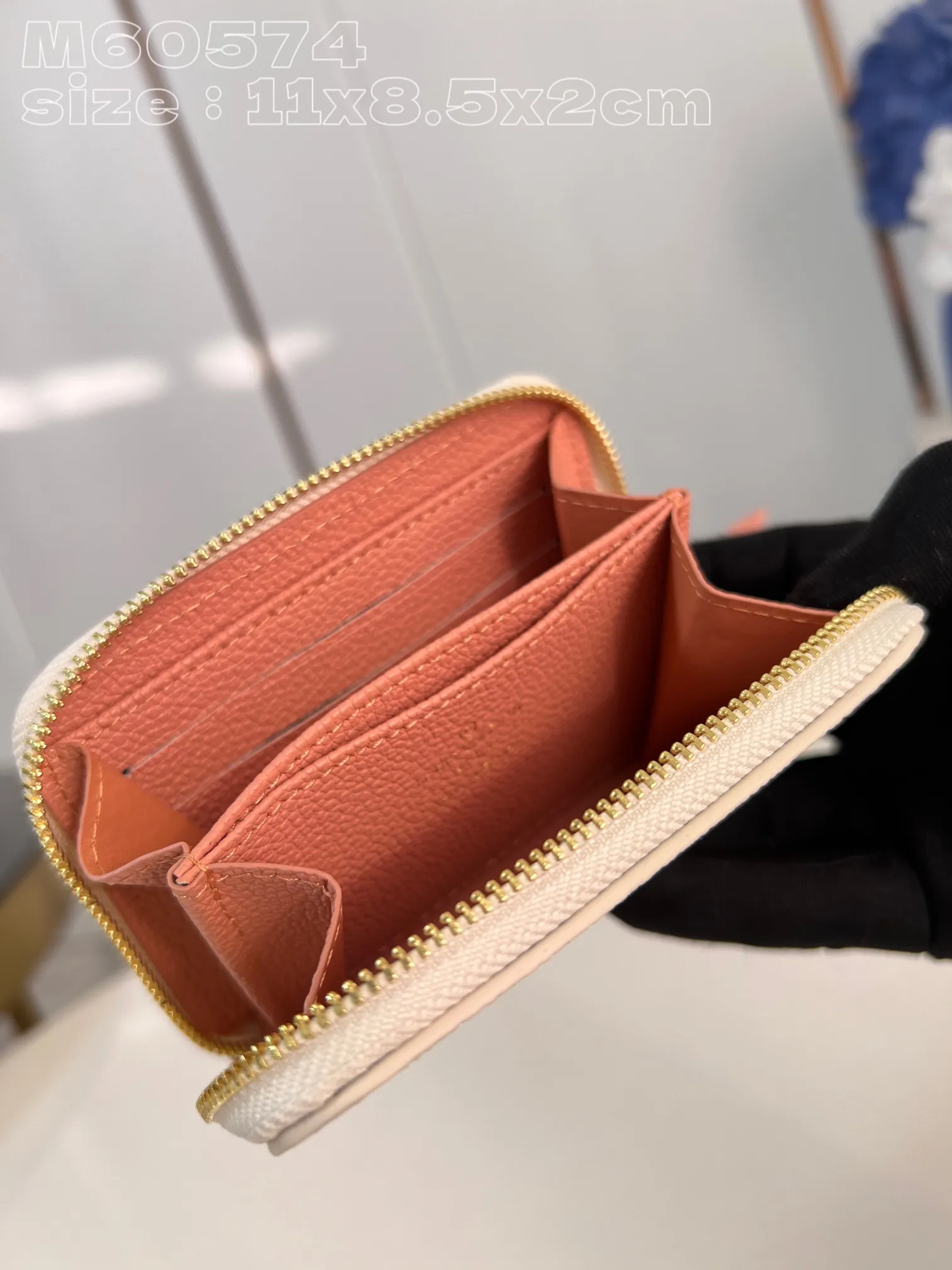 💰130 💎Upgraded from the original version🇫🇷 This Zippy zipper coin purse is made of Monogram Empreinte leather, with Monogram embossing on the surface. The compact structure hides ample space and can be easily put into a pocket or handbag, and can store credit cards, banknotes and coins. Wraparound zipper with LV stamped puller. Model: M60574 Chocolate Dimensions: 11 x 8.5 x 2 cm (length x height x width)
