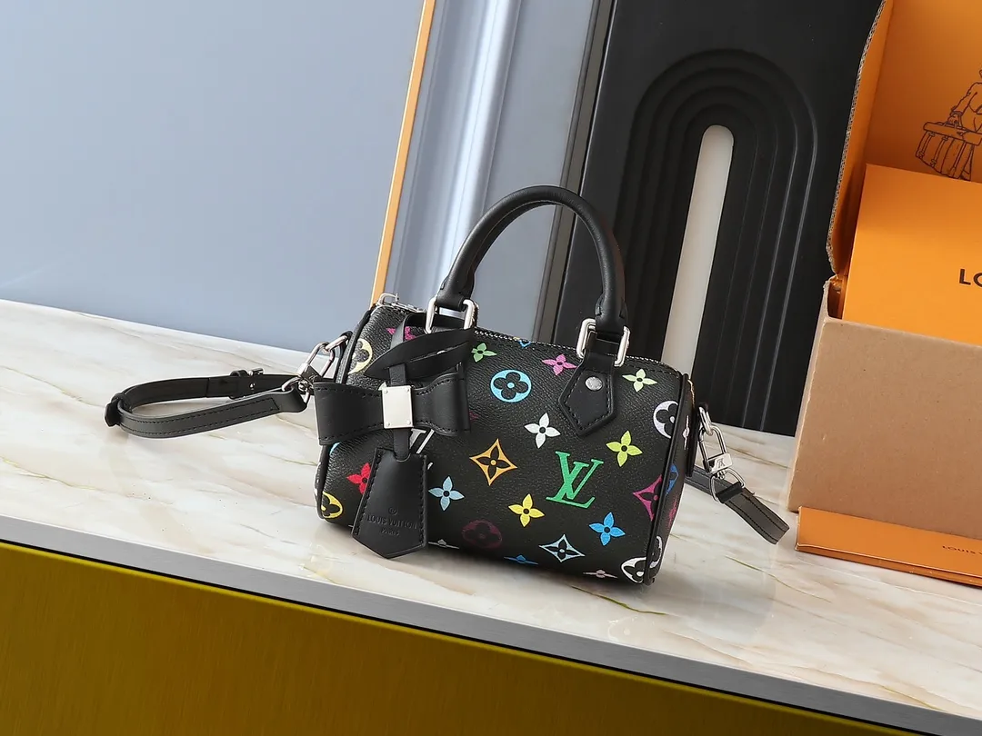 💰200💰Upgraded original version M13391 M13406 M81085 lv Murakami Takashi co-branded NANOSPEEDY handbag This Nano Speedy handbag combines Monogram canvas and cow leather trim printing, with 33 colorful colors to interpret white tricolor and black tricolor. It has been launched in twelve sections and is very popular around the world and is loved by celebrities and celebrities. 16x10x7.5cm