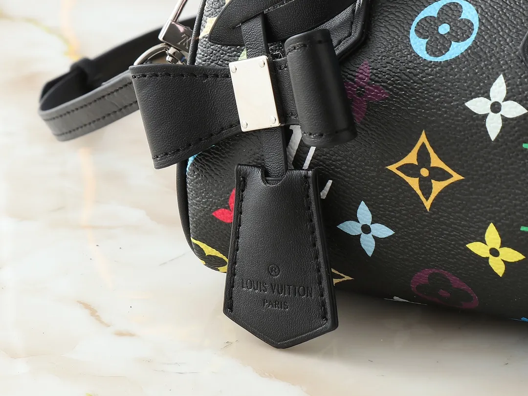 💰200💰Upgraded original version M13391 M13406 M81085 lv Murakami Takashi co-branded NANOSPEEDY handbag This Nano Speedy handbag combines Monogram canvas and cow leather trim printing, with 33 colorful colors to interpret white tricolor and black tricolor. It has been launched in twelve sections and is very popular around the world and is loved by celebrities and celebrities. 16x10x7.5cm