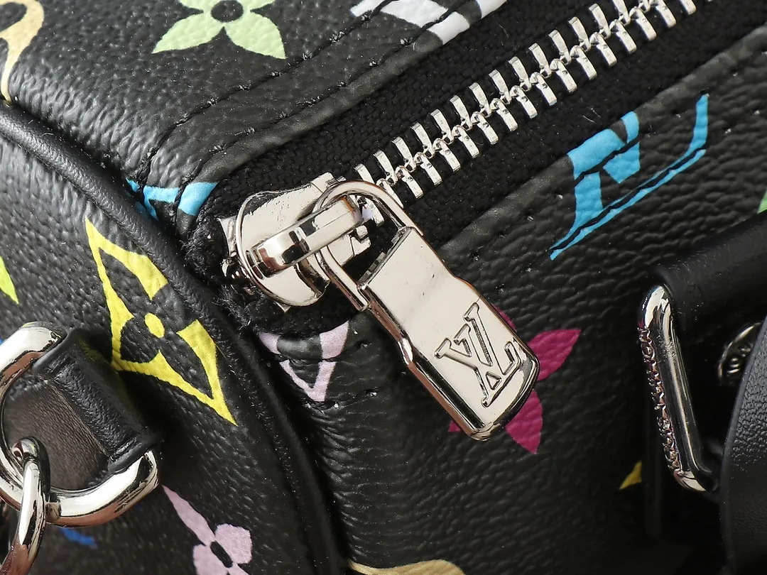 💰200💰Upgraded original version M13391 M13406 M81085 lv Murakami Takashi co-branded NANOSPEEDY handbag This Nano Speedy handbag combines Monogram canvas and cow leather trim printing, with 33 colorful colors to interpret white tricolor and black tricolor. It has been launched in twelve sections and is very popular around the world and is loved by celebrities and celebrities. 16x10x7.5cm