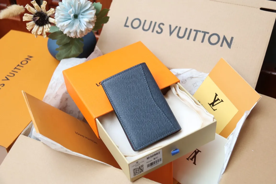 M30985 Pocket Wallet 💰260 This pocket wallet relies on exquisite inlay work to embed the V pattern into fine Taïga leather, echoing the traditional Louis Vuitton logo with bright colors. The slim structure hides plenty of space and can be easily stored in your pocket. 8 x 11 x 1 cm