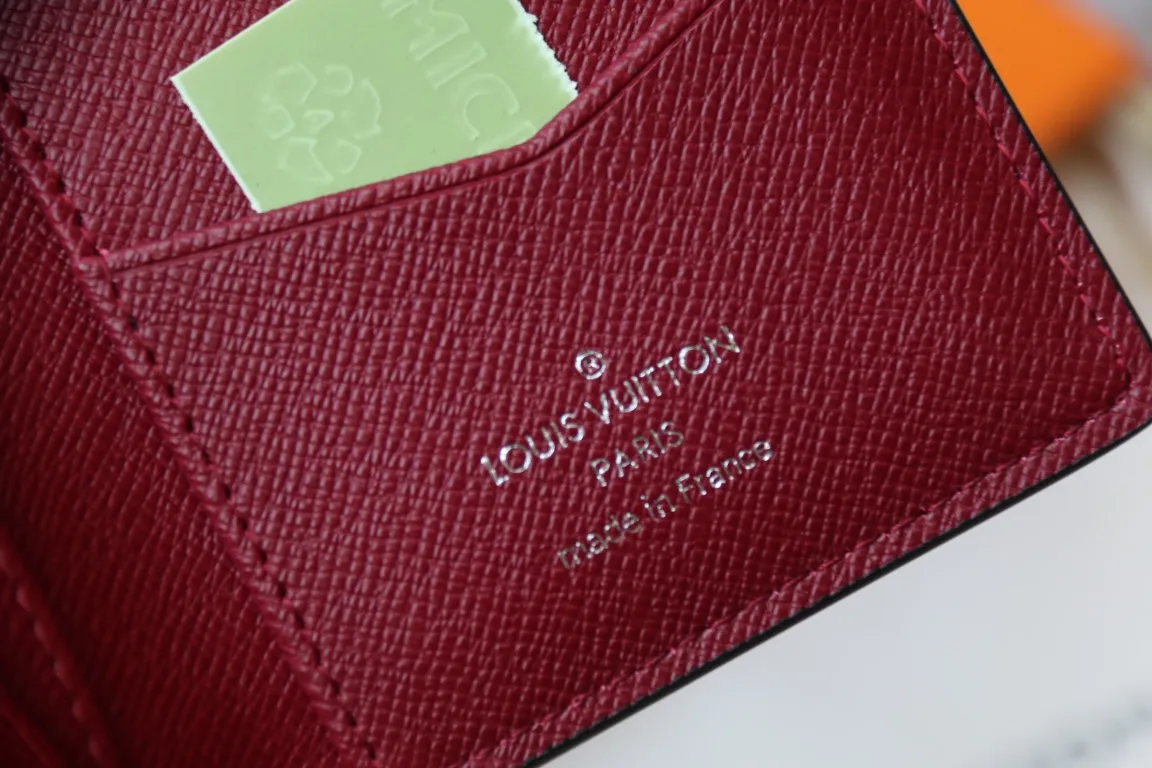 M30985 Pocket Wallet 💰260 This pocket wallet relies on exquisite inlay work to embed the V pattern into fine Taïga leather, echoing the traditional Louis Vuitton logo with bright colors. The slim structure hides plenty of space and can be easily stored in your pocket. 8 x 11 x 1 cm