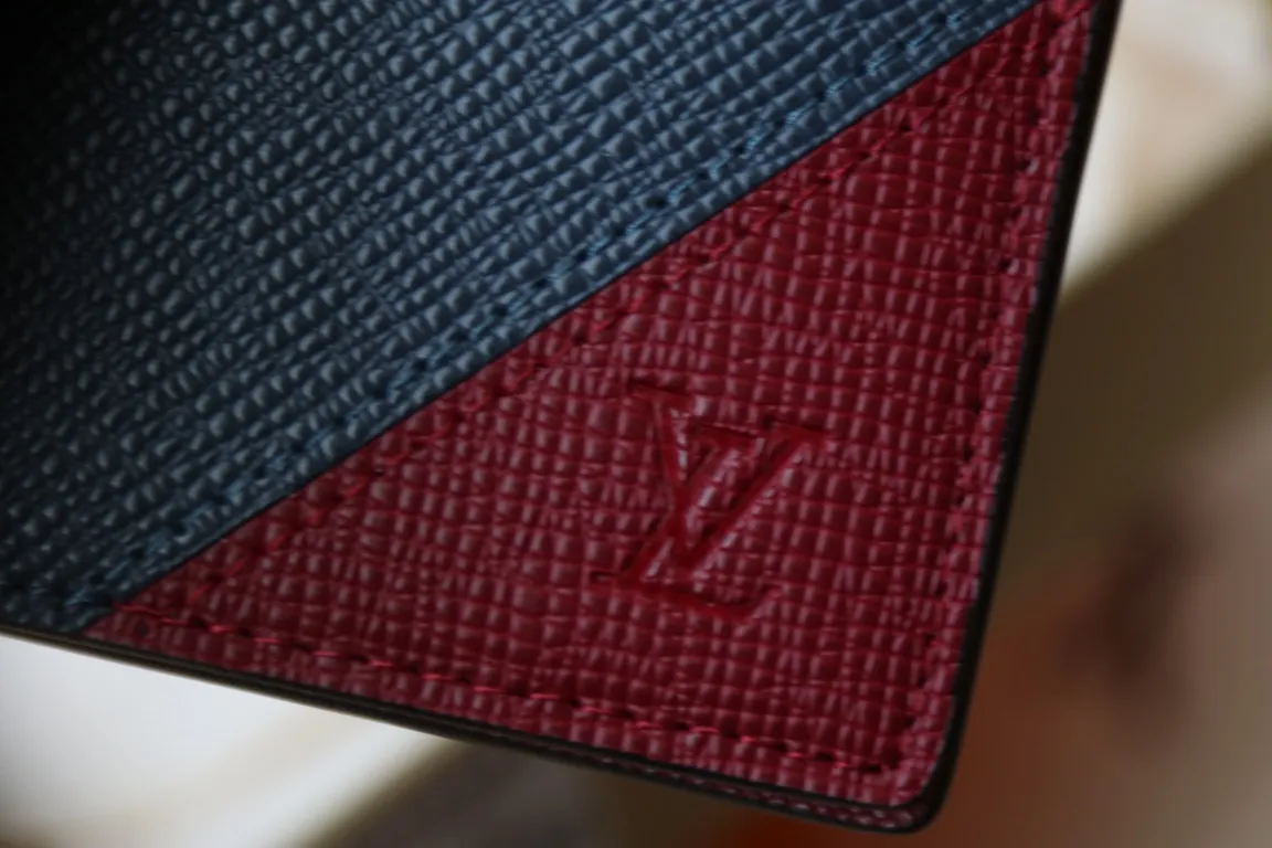 M30985 Pocket Wallet 💰260 This pocket wallet relies on exquisite inlay work to embed the V pattern into fine Taïga leather, echoing the traditional Louis Vuitton logo with bright colors. The slim structure hides plenty of space and can be easily stored in your pocket. 8 x 11 x 1 cm