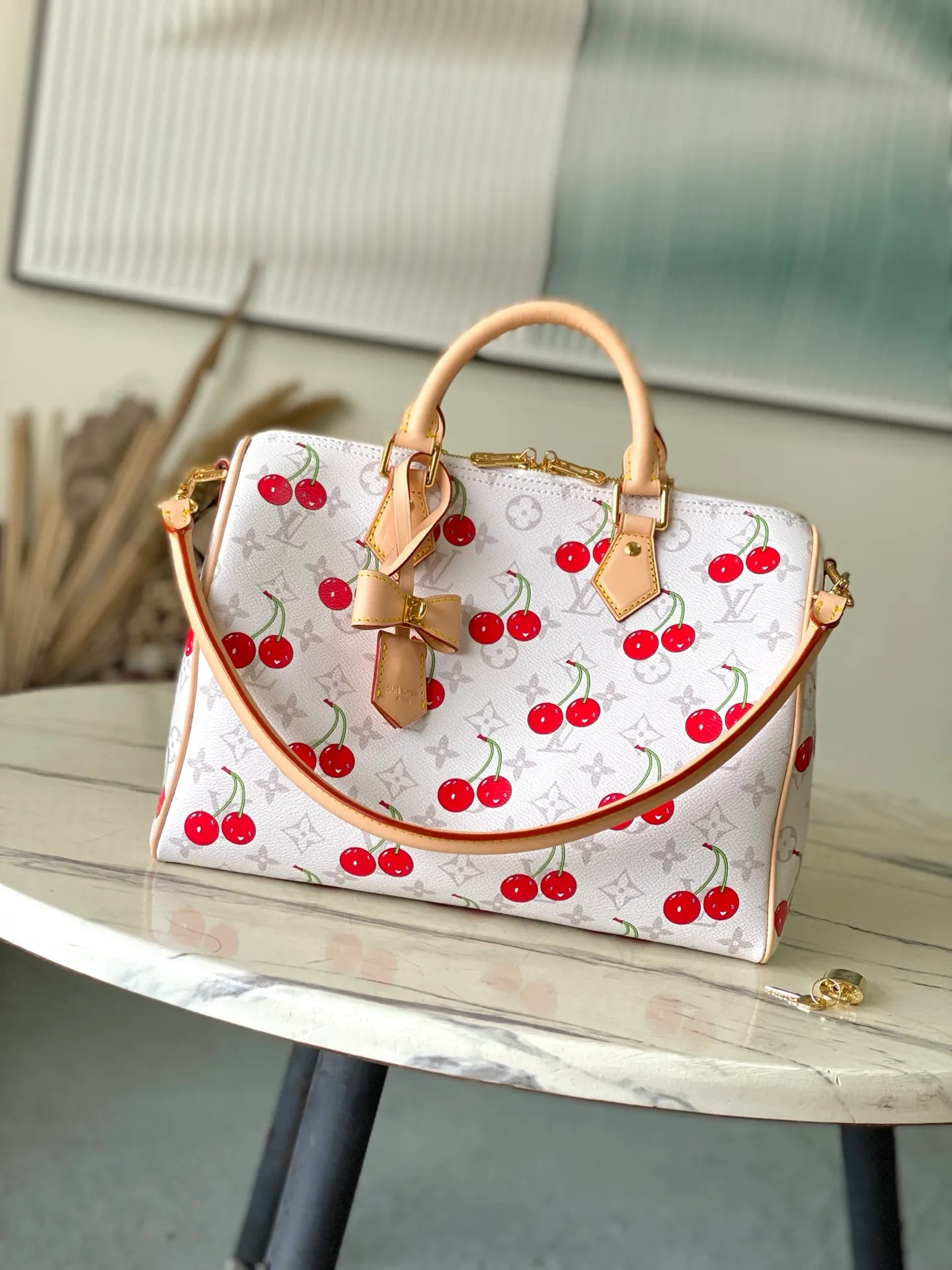 💰1180 Top original order M14238 This SpeedySoft30 handbag meets the personalized aesthetics of the Louis Vuitton×Takashi Murakami replica series. Monogram coated canvas chooses sober colors this time to highlight the passionate cherry pattern painted by Japanese artists. Denim fabric constructs the inner layer, the Toron top handle and the detachable Toron shoulder strap are both made of leather, and the bow-shaped key bag is rich in details. Dimensions: 30 × 21 × 17 cm