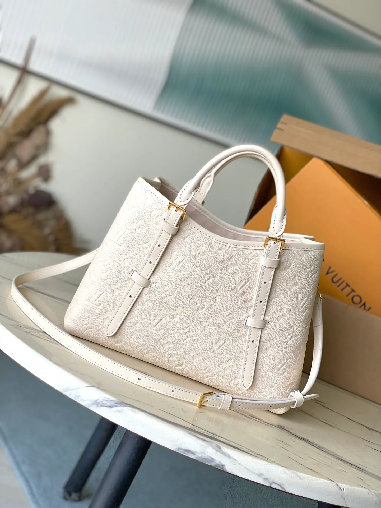 💰1140 (top layer leather) top original order M11394 white. This Babylone Tote handbag originates from the Babylone trend community in Paris. It is made of fine cow leather to outline neat lines, with ample space to store travel needs. There is a central zipper pocket inside and the adjustable handle allows for long or short shoulder wear. Dimensions: 31 × 21.5 × 13 cm