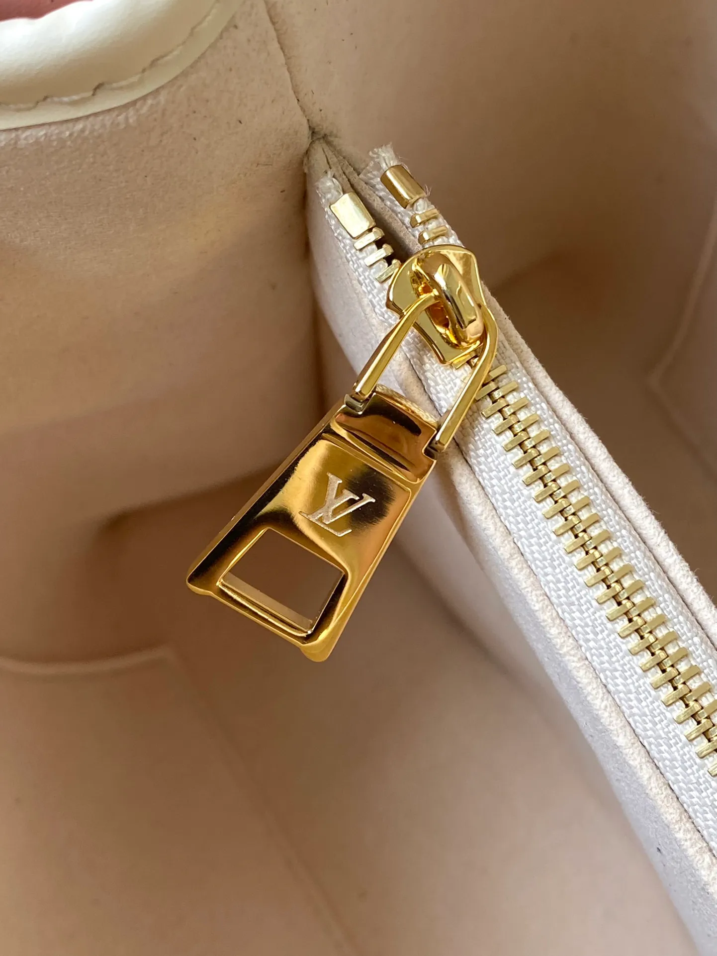 💰1140 (top layer leather) top original order M11394 white. This Babylone Tote handbag originates from the Babylone trend community in Paris. It is made of fine cow leather to outline neat lines, with ample space to store travel needs. There is a central zipper pocket inside and the adjustable handle allows for long or short shoulder wear. Dimensions: 31 × 21.5 × 13 cm