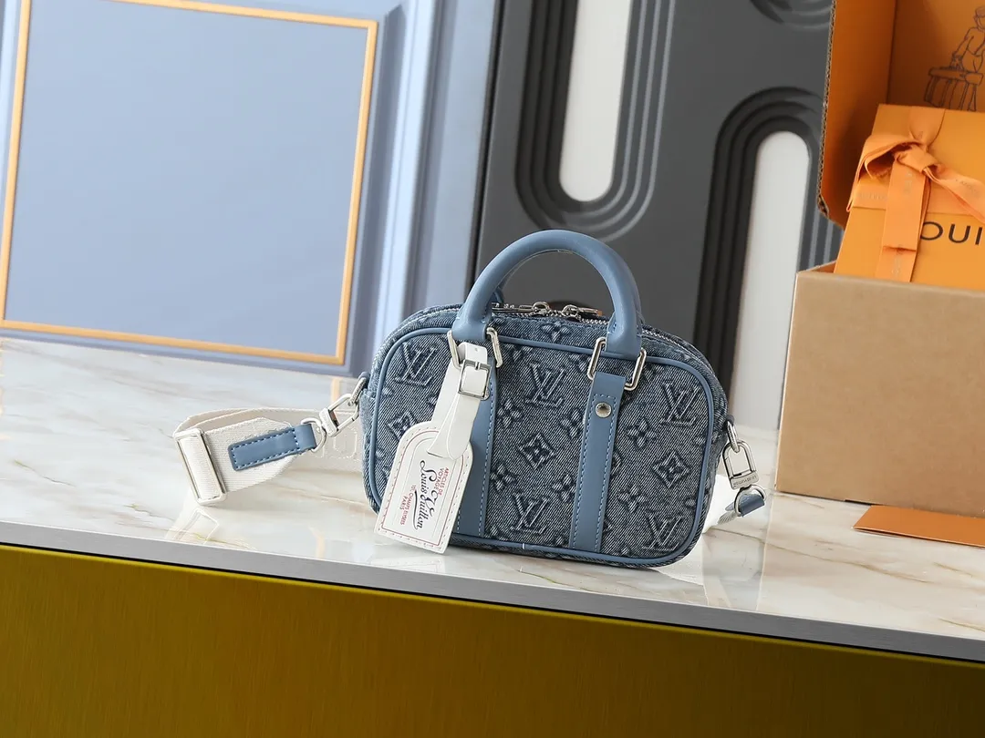 💰240💰Upgraded original M82770 black flower denim blue This Nano Porte Documents Voyage handbag pays tribute to the classic prototype design, inheriting elements such as zipper opening and closing, handles and detachable and adjustable shoulder straps, and can easily control business occasions with a personalized and trendy attitude. The spacious main compartment holds a cell phone and wallet, making it ideal for shoulder or cross-body wear. Dimensions: 20 x 13 x 5.5 (Length x Height x Width)