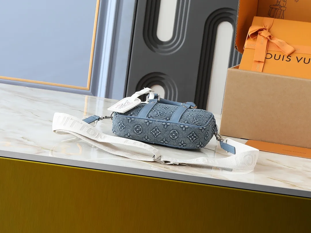 💰240💰Upgraded original M82770 black flower denim blue This Nano Porte Documents Voyage handbag pays tribute to the classic prototype design, inheriting elements such as zipper opening and closing, handles and detachable and adjustable shoulder straps, and can easily control business occasions with a personalized and trendy attitude. The spacious main compartment holds a cell phone and wallet, making it ideal for shoulder or cross-body wear. Dimensions: 20 x 13 x 5.5 (Length x Height x Width)