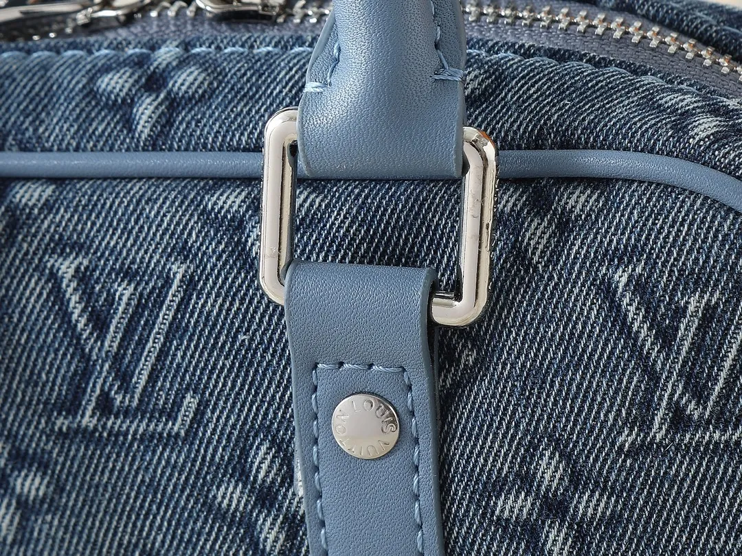 💰240💰Upgraded original M82770 black flower denim blue This Nano Porte Documents Voyage handbag pays tribute to the classic prototype design, inheriting elements such as zipper opening and closing, handles and detachable and adjustable shoulder straps, and can easily control business occasions with a personalized and trendy attitude. The spacious main compartment holds a cell phone and wallet, making it ideal for shoulder or cross-body wear. Dimensions: 20 x 13 x 5.5 (Length x Height x Width)