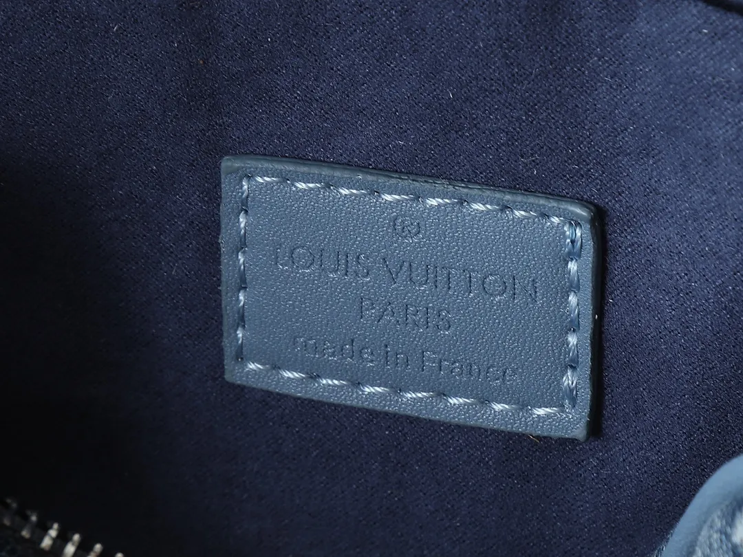 💰240💰Upgraded original M82770 black flower denim blue This Nano Porte Documents Voyage handbag pays tribute to the classic prototype design, inheriting elements such as zipper opening and closing, handles and detachable and adjustable shoulder straps, and can easily control business occasions with a personalized and trendy attitude. The spacious main compartment holds a cell phone and wallet, making it ideal for shoulder or cross-body wear. Dimensions: 20 x 13 x 5.5 (Length x Height x Width)