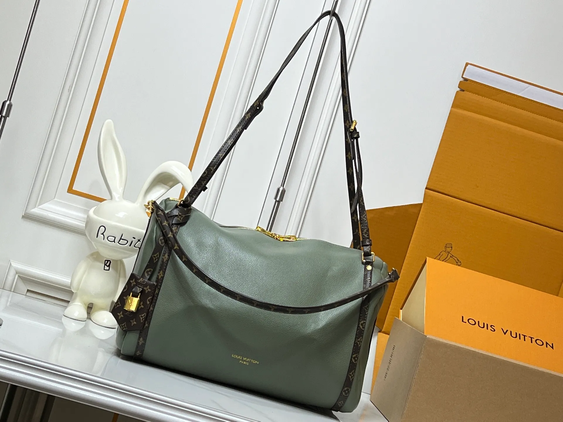 Batch 280💰Upgraded original M26037 M26451 M26359 M26397 M26358 M26039 M26905 M26360 M13668 M13667 This season's Express medium handbag is specially crafted for modern women. This iconic design features a calfskin body with Monogram canvas trim. The Monogram jacquard lining pays homage to the brand's long heritage, making it a perfect choice for urban life and can be worn in various ways. The key bag and padlock are the finishing touches, adding subtle details to the overall design. Dimensions: 36 x 24 x 18.5 (cm) ((length x height x width)