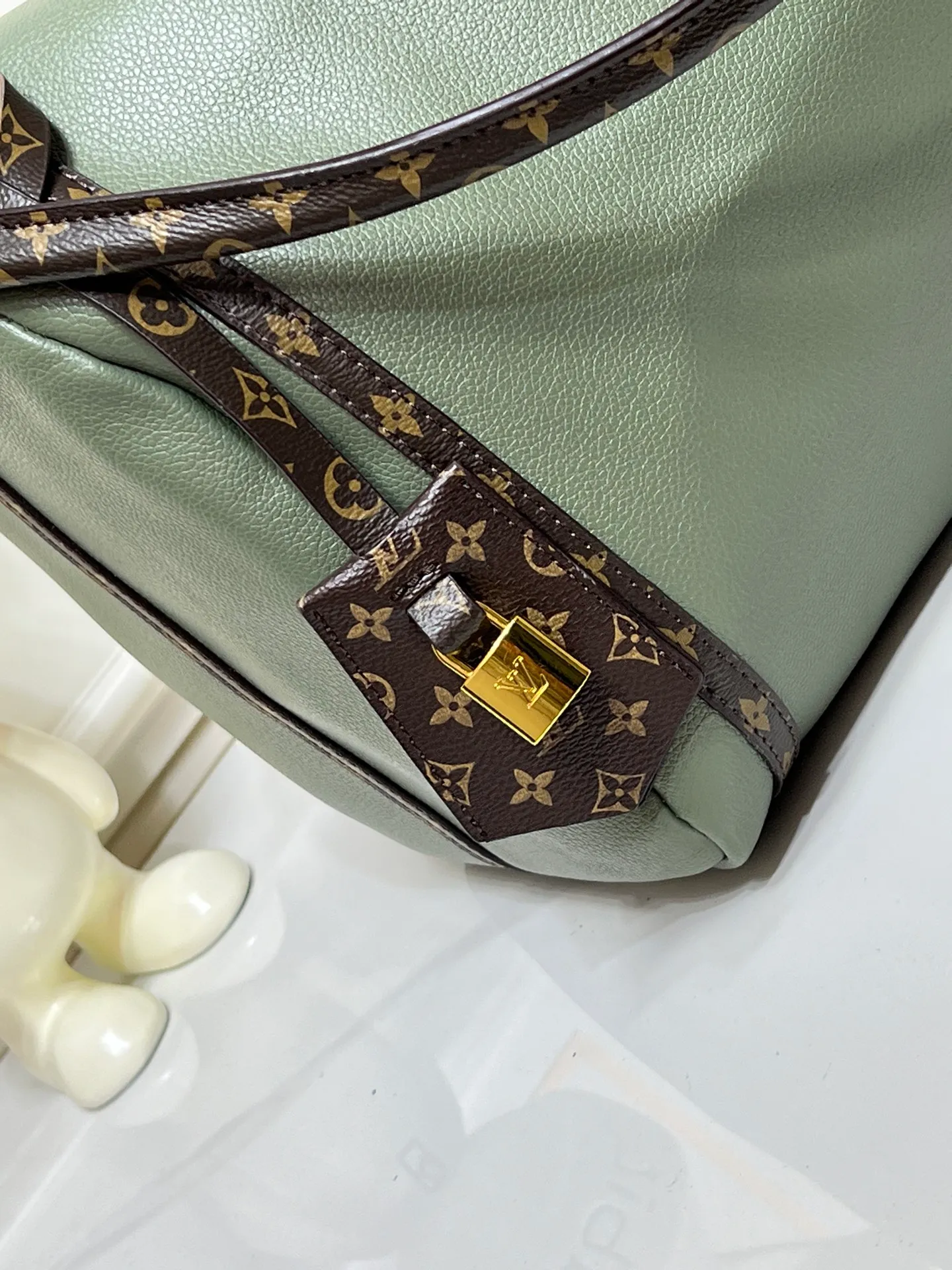 Batch 280💰Upgraded original M26037 M26451 M26359 M26397 M26358 M26039 M26905 M26360 M13668 M13667 This season's Express medium handbag is specially crafted for modern women. This iconic design features a calfskin body with Monogram canvas trim. The Monogram jacquard lining pays homage to the brand's long heritage, making it a perfect choice for urban life and can be worn in various ways. The key bag and padlock are the finishing touches, adding subtle details to the overall design. Dimensions: 36 x 24 x 18.5 (cm) ((length x height x width)
