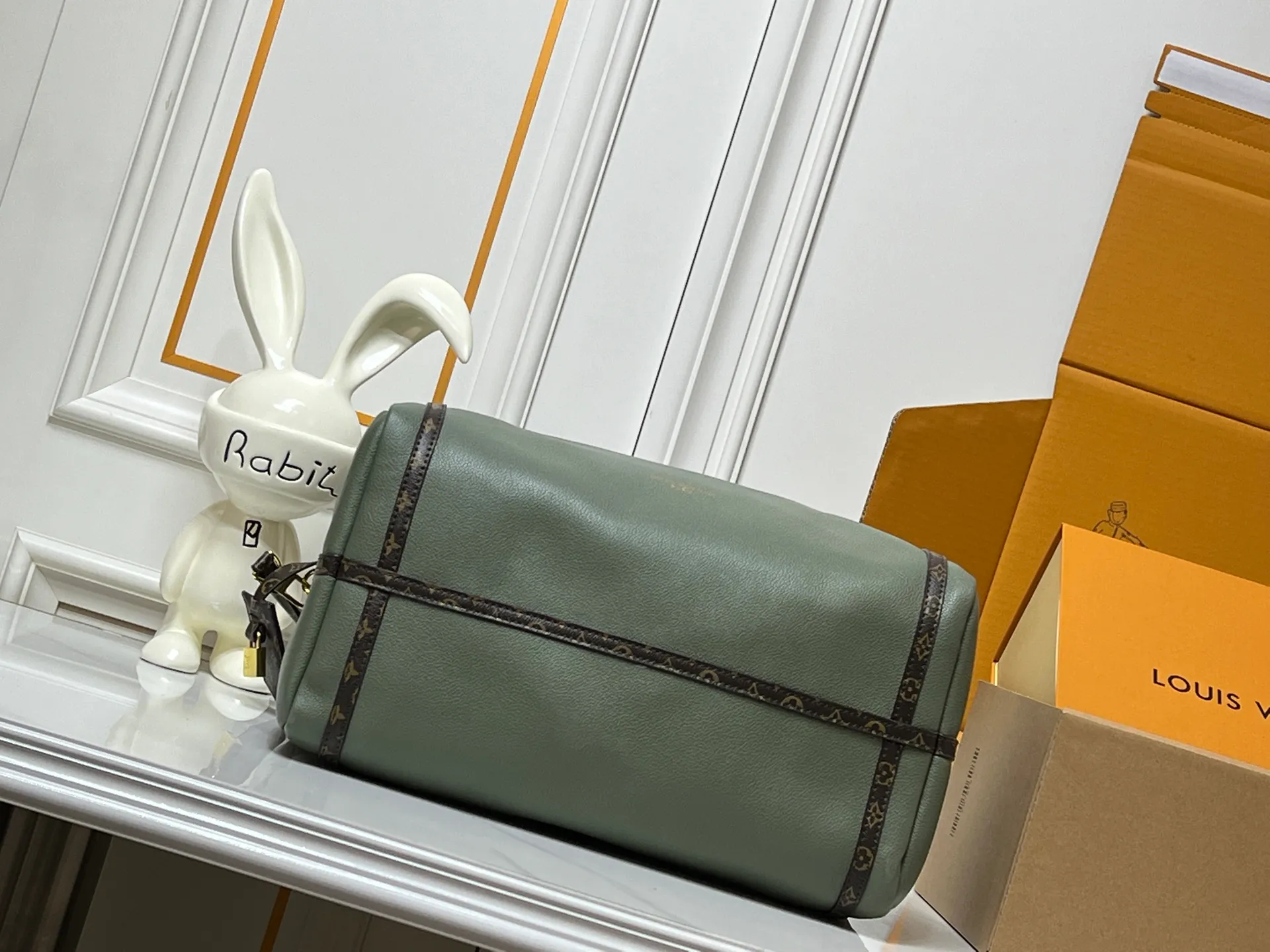 Batch 280💰Upgraded original M26037 M26451 M26359 M26397 M26358 M26039 M26905 M26360 M13668 M13667 This season's Express medium handbag is specially crafted for modern women. This iconic design features a calfskin body with Monogram canvas trim. The Monogram jacquard lining pays homage to the brand's long heritage, making it a perfect choice for urban life and can be worn in various ways. The key bag and padlock are the finishing touches, adding subtle details to the overall design. Dimensions: 36 x 24 x 18.5 (cm) ((length x height x width)