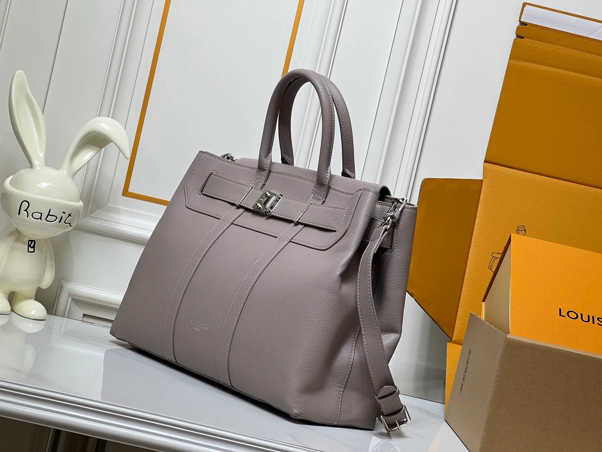Batch 380💰Upgraded original M23153 M23154 M11663 This Georges Tote medium handbag is made of Cuir Millesime grained cow leather, with deep tones to enhance the elegance, and the S-lock lock, extended handle and unique silhouette highlight the avant-garde style. The cow leather is sourced from Domaine des Massifs, ensuring excellent quality and ethical farming principles. Dimensions: 41.0 x 29.0 x 14.0 cm (length x height x width)