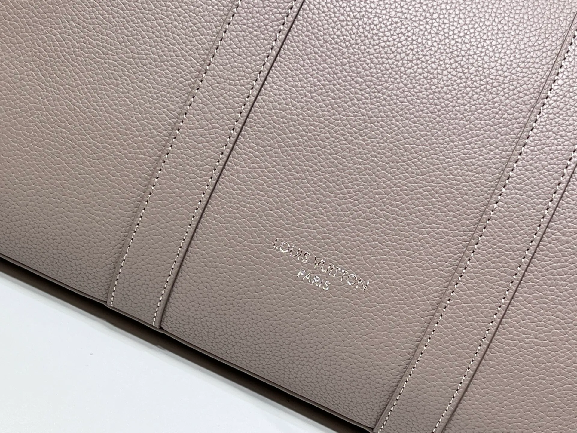 Batch 380💰Upgraded original M23153 M23154 M11663 This Georges Tote medium handbag is made of Cuir Millesime grained cow leather, with deep tones to enhance the elegance, and the S-lock lock, extended handle and unique silhouette highlight the avant-garde style. The cow leather is sourced from Domaine des Massifs, ensuring excellent quality and ethical farming principles. Dimensions: 41.0 x 29.0 x 14.0 cm (length x height x width)