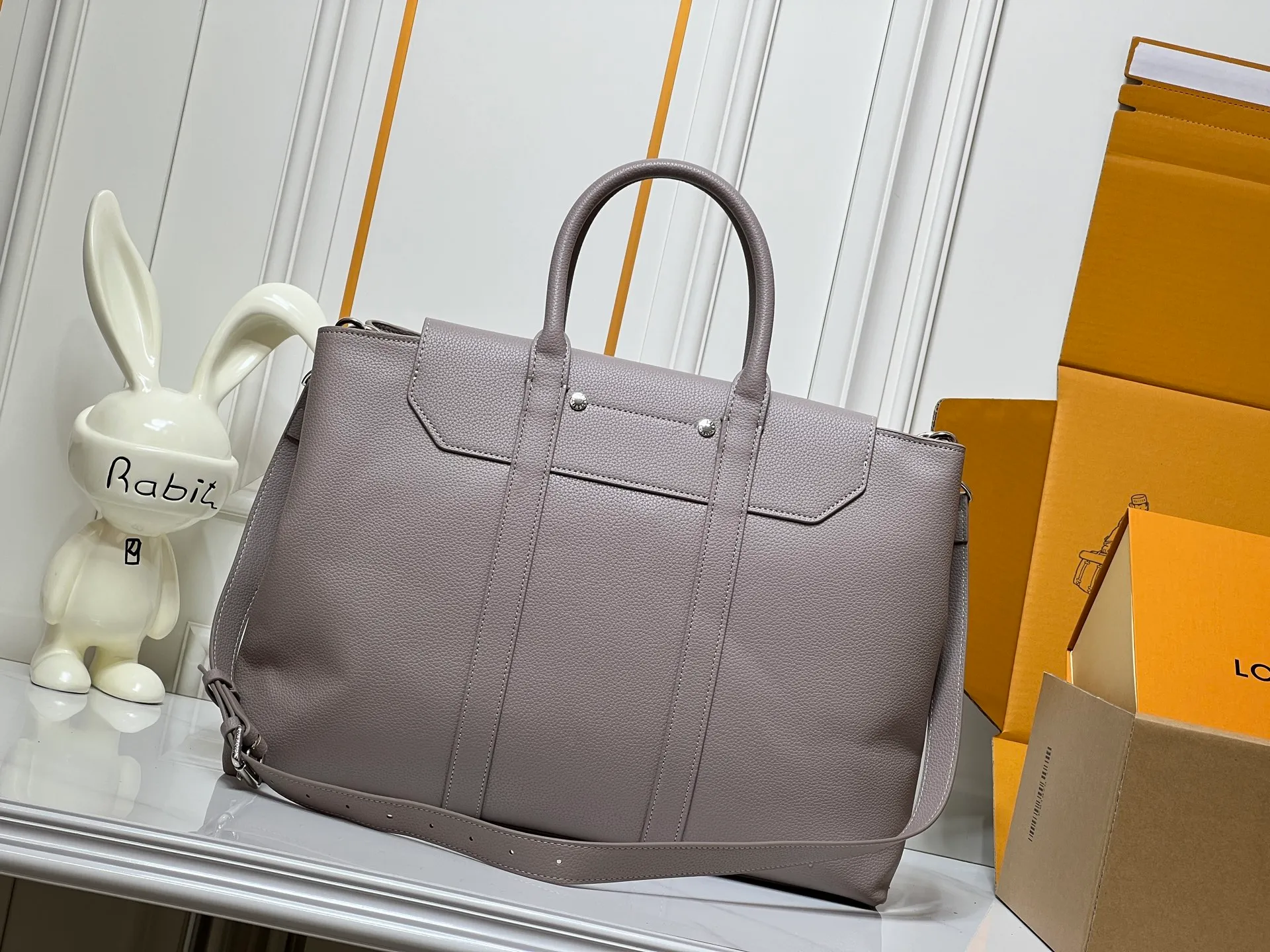 Batch 380💰Upgraded original M23153 M23154 M11663 This Georges Tote medium handbag is made of Cuir Millesime grained cow leather, with deep tones to enhance the elegance, and the S-lock lock, extended handle and unique silhouette highlight the avant-garde style. The cow leather is sourced from Domaine des Massifs, ensuring excellent quality and ethical farming principles. Dimensions: 41.0 x 29.0 x 14.0 cm (length x height x width)