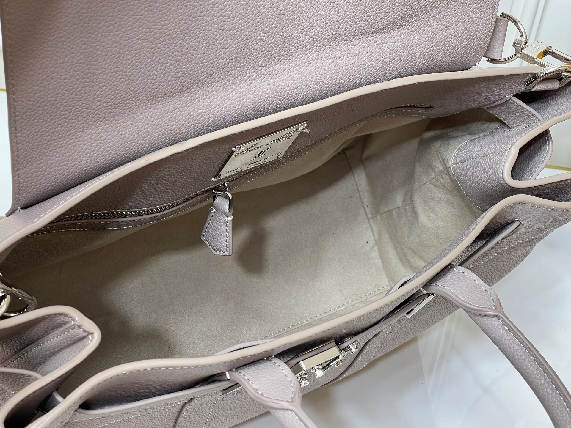 Batch 380💰Upgraded original M23153 M23154 M11663 This Georges Tote medium handbag is made of Cuir Millesime grained cow leather, with deep tones to enhance the elegance, and the S-lock lock, extended handle and unique silhouette highlight the avant-garde style. The cow leather is sourced from Domaine des Massifs, ensuring excellent quality and ethical farming principles. Dimensions: 41.0 x 29.0 x 14.0 cm (length x height x width)