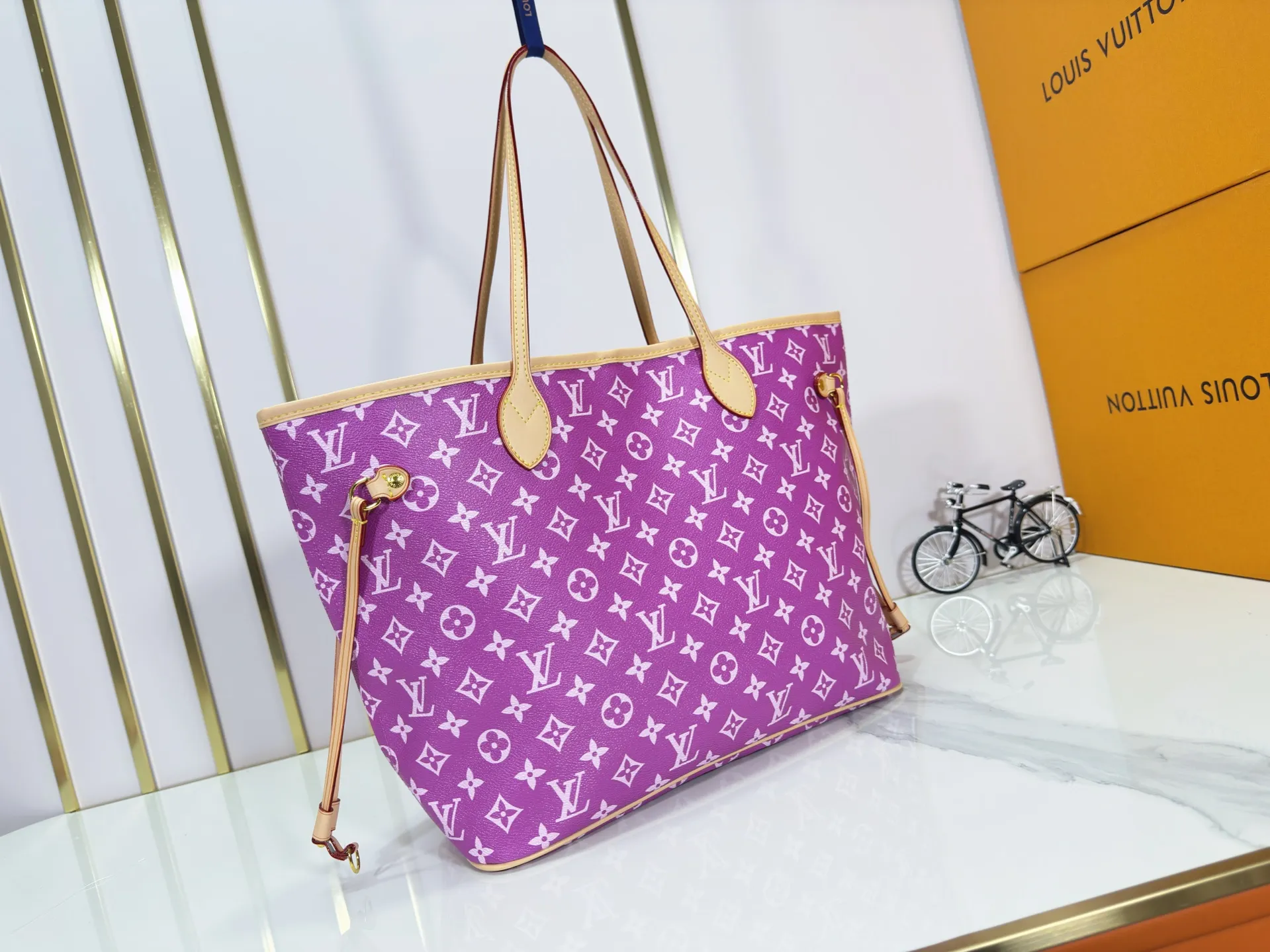 P280 Upgraded Original M40995 The legendary Neverfull bag always meets your every handbag need. It has a large capacity but is not bulky. It is stiff and soft to the touch, making it suitable for home and travel. Tighten the side ties and it instantly transforms into a stylish urban handbag. Loosen the straps and it transforms into a chic and practical handbag. The slender leather handle can be carried over the shoulder or between the arms. The model shown here is made of Damier Ebène canvas. Dimensions: 31.0 x 28.0 x 14.0 cm