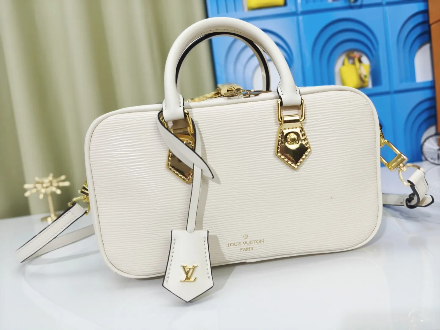 P240💰M12009 cowhide version lvfw24 show new bag This nicolas ghesquiere joined Iv's 10th anniversary show. The show was like a huge greenhouse. In the greenhouse called Iv, we saw the stars cultivated in the past ten years and the starry future. Nicolas uses memory as a guide for imagination. This show can not only see the designer's past classic creativity, but also explore different artistic visions. From familiar silhouettes to tailoring and embroidery, it presents an adventure that lasted ten years. Size 25x15cm
