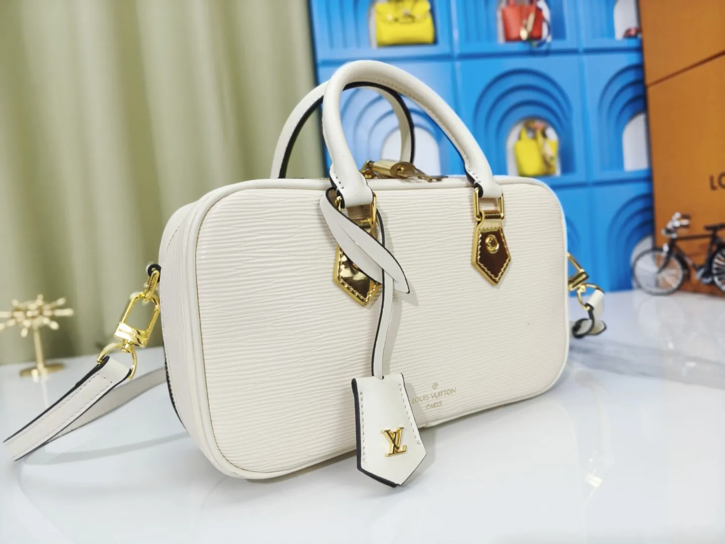 P240💰M12009 cowhide version lvfw24 show new bag This nicolas ghesquiere joined Iv's 10th anniversary show. The show was like a huge greenhouse. In the greenhouse called Iv, we saw the stars cultivated in the past ten years and the starry future. Nicolas uses memory as a guide for imagination. This show can not only see the designer's past classic creativity, but also explore different artistic visions. From familiar silhouettes to tailoring and embroidery, it presents an adventure that lasted ten years. Size 25x15cm