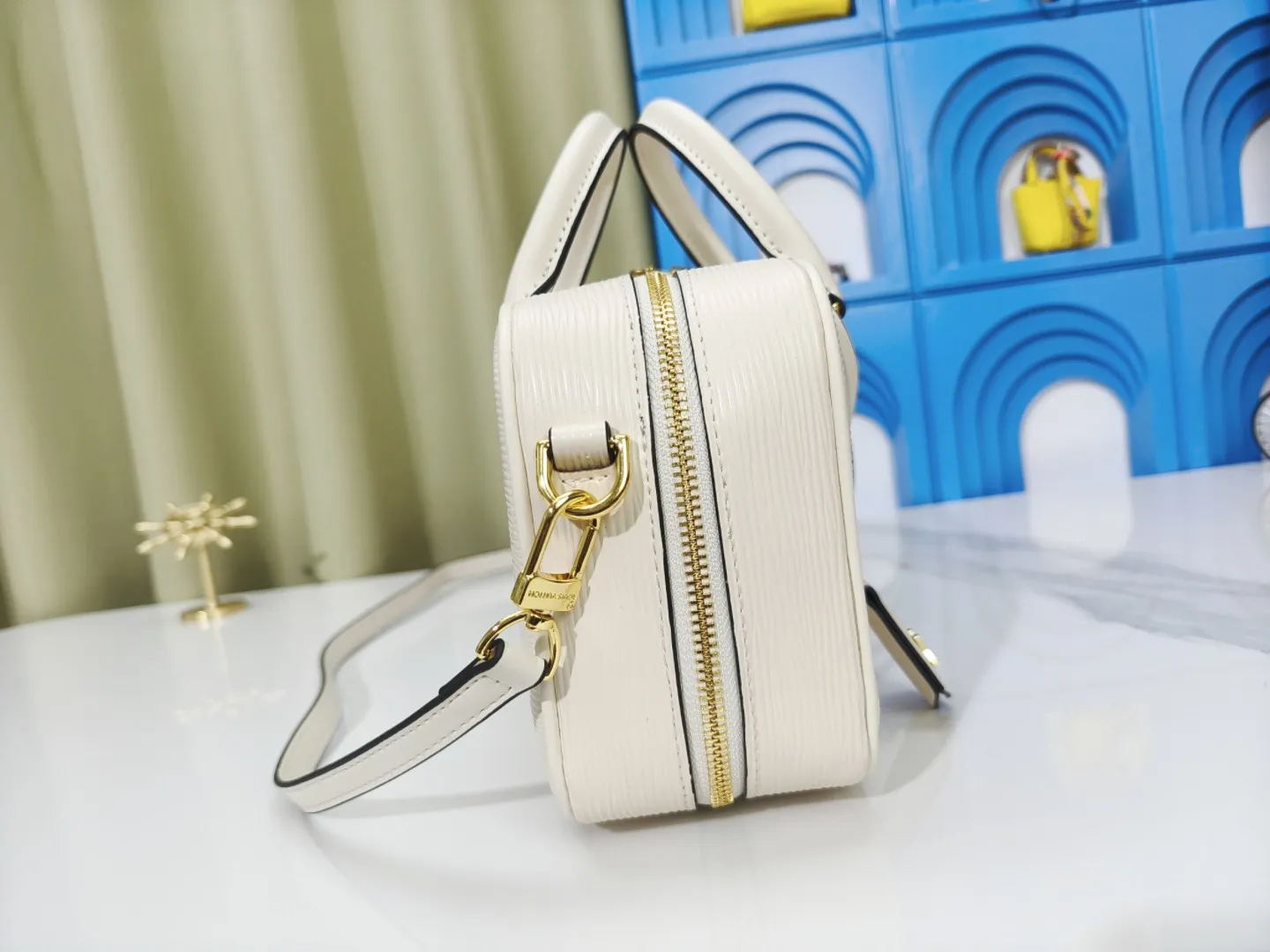 P240💰M12009 cowhide version lvfw24 show new bag This nicolas ghesquiere joined Iv's 10th anniversary show. The show was like a huge greenhouse. In the greenhouse called Iv, we saw the stars cultivated in the past ten years and the starry future. Nicolas uses memory as a guide for imagination. This show can not only see the designer's past classic creativity, but also explore different artistic visions. From familiar silhouettes to tailoring and embroidery, it presents an adventure that lasted ten years. Size 25x15cm