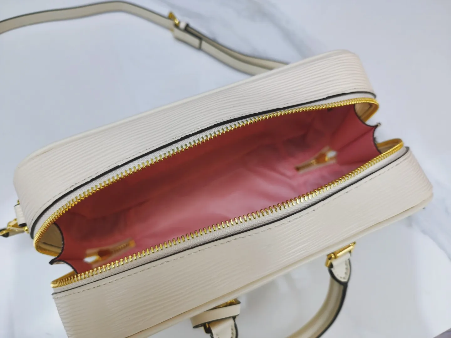 P240💰M12009 cowhide version lvfw24 show new bag This nicolas ghesquiere joined Iv's 10th anniversary show. The show was like a huge greenhouse. In the greenhouse called Iv, we saw the stars cultivated in the past ten years and the starry future. Nicolas uses memory as a guide for imagination. This show can not only see the designer's past classic creativity, but also explore different artistic visions. From familiar silhouettes to tailoring and embroidery, it presents an adventure that lasted ten years. Size 25x15cm