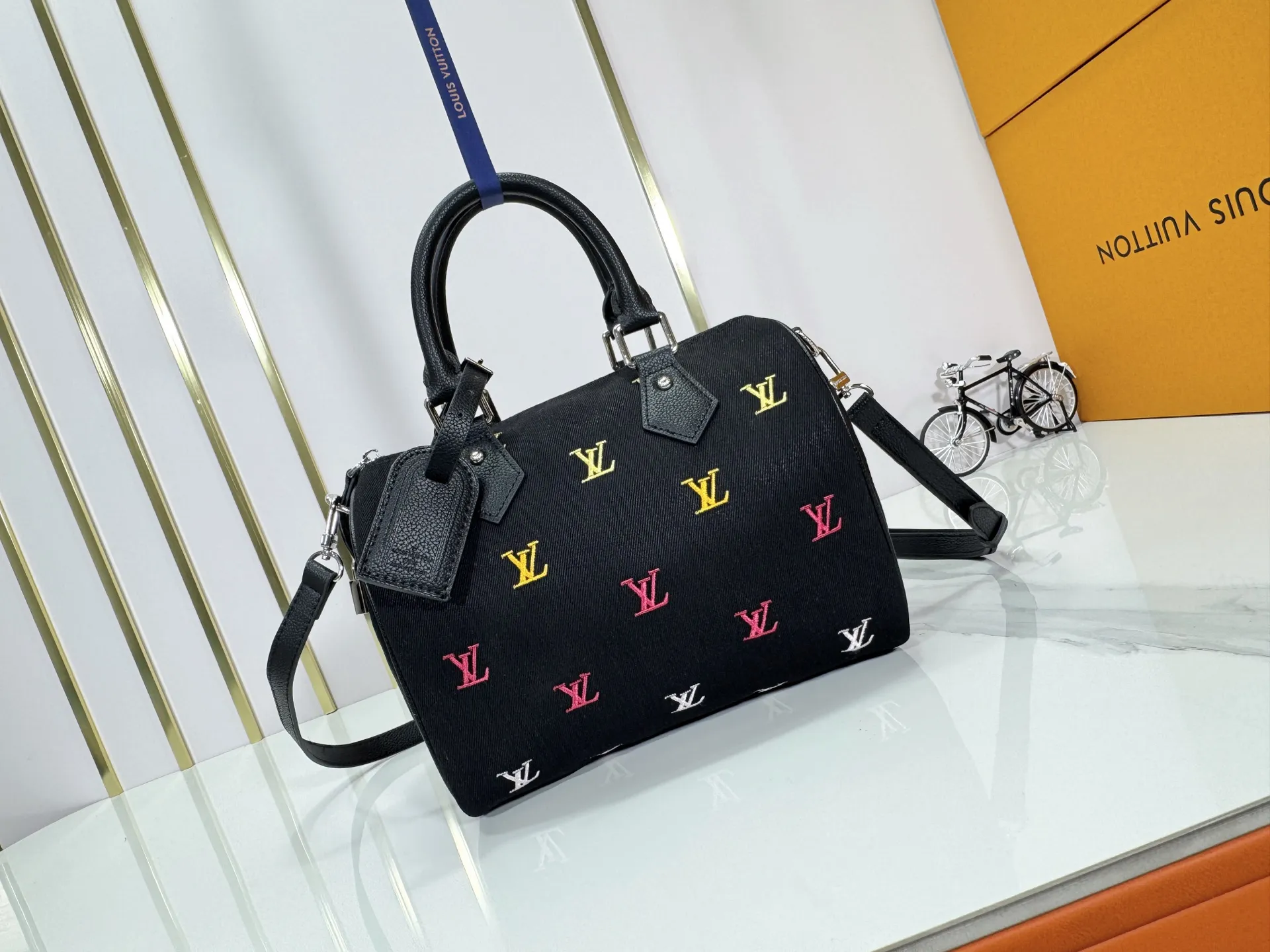 P280 M13966 M 14134 M40391 Upgraded original order Black denim embroidery Pharrell Williams chose deep LV Blason denim to interpret the Keepall Bandoulière 30 travel bag, using keen synesthesia to turn the beating notes into colorful LV letter embroidery, injecting elegance into the classic configuration. Detailed features25x15x11cm