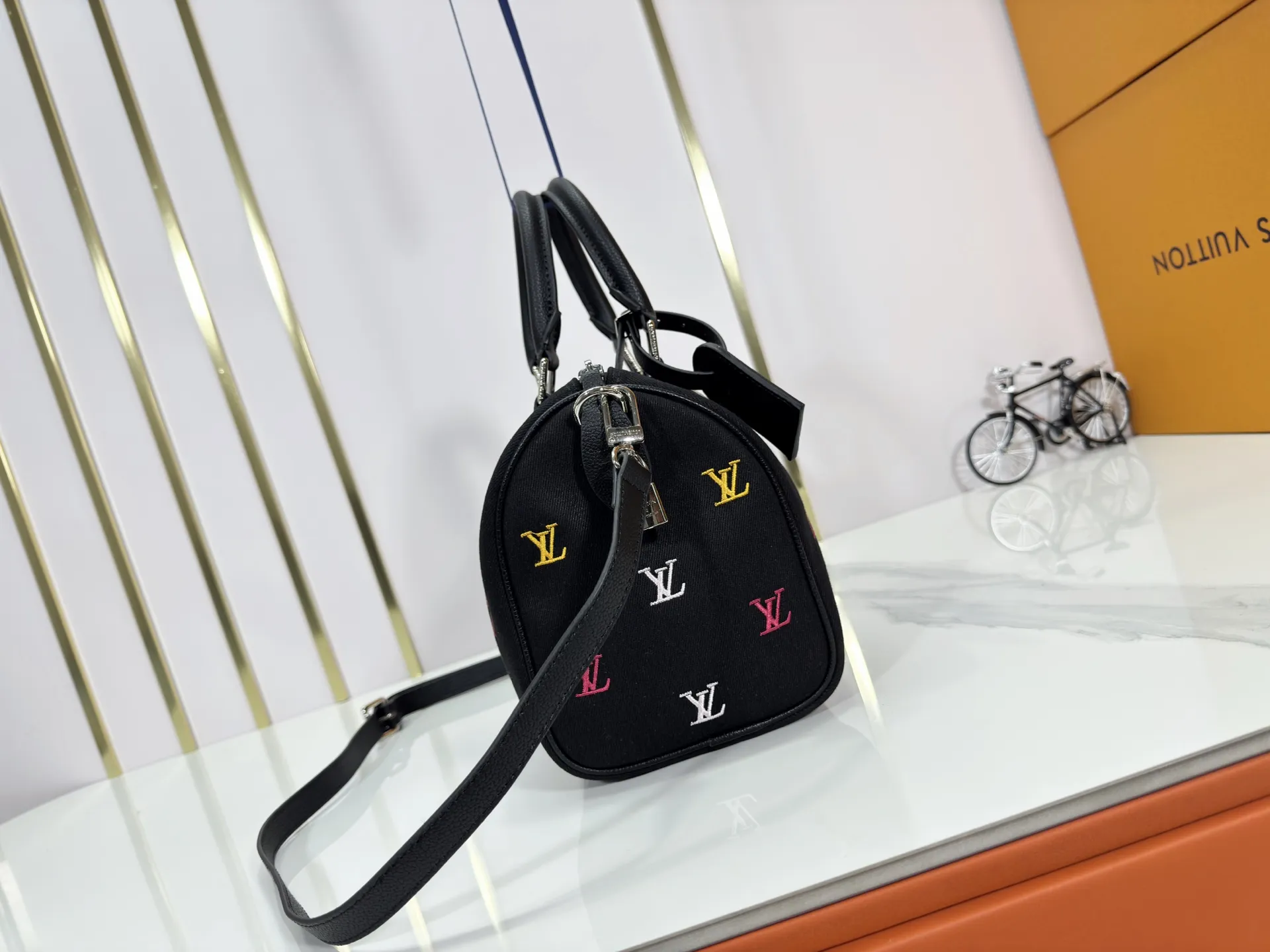 P280 M13966 M 14134 M40391 Upgraded original order Black denim embroidery Pharrell Williams chose deep LV Blason denim to interpret the Keepall Bandoulière 30 travel bag, using keen synesthesia to turn the beating notes into colorful LV letter embroidery, injecting elegance into the classic configuration. Detailed features25x15x11cm