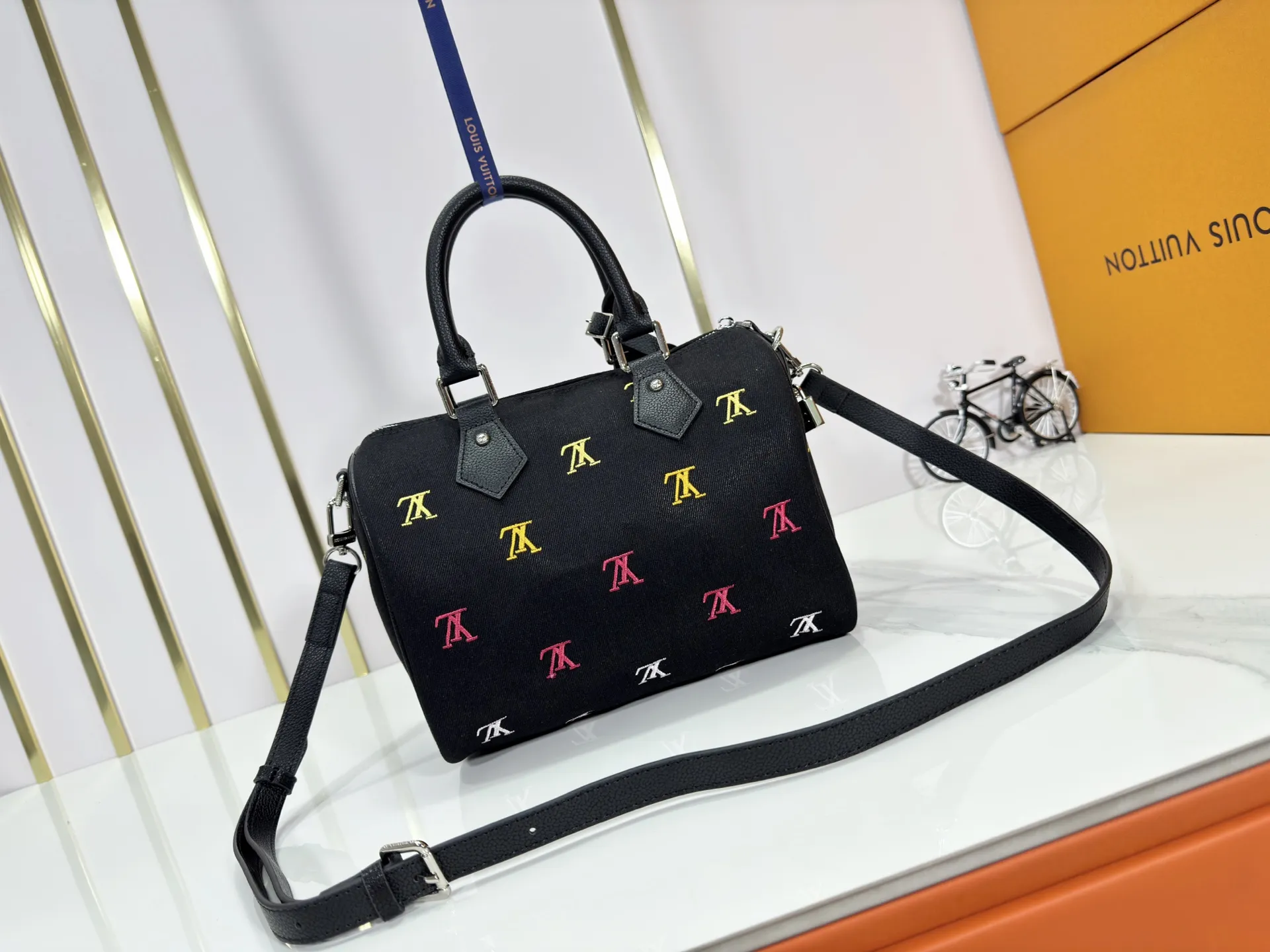 P280 M13966 M 14134 M40391 Upgraded original order Black denim embroidery Pharrell Williams chose deep LV Blason denim to interpret the Keepall Bandoulière 30 travel bag, using keen synesthesia to turn the beating notes into colorful LV letter embroidery, injecting elegance into the classic configuration. Detailed features25x15x11cm