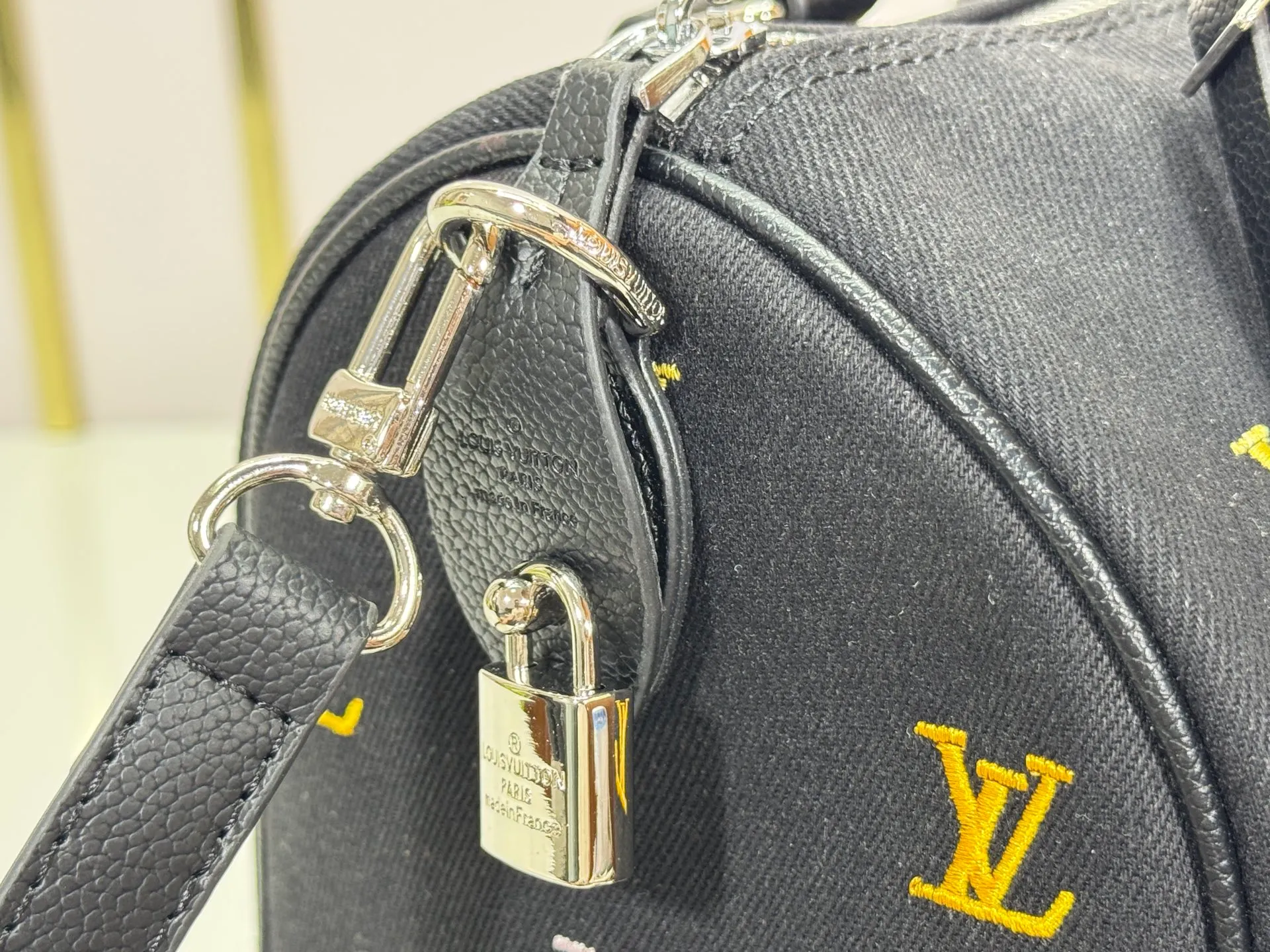 P280 M13966 M 14134 M40391 Upgraded original order Black denim embroidery Pharrell Williams chose deep LV Blason denim to interpret the Keepall Bandoulière 30 travel bag, using keen synesthesia to turn the beating notes into colorful LV letter embroidery, injecting elegance into the classic configuration. Detailed features25x15x11cm