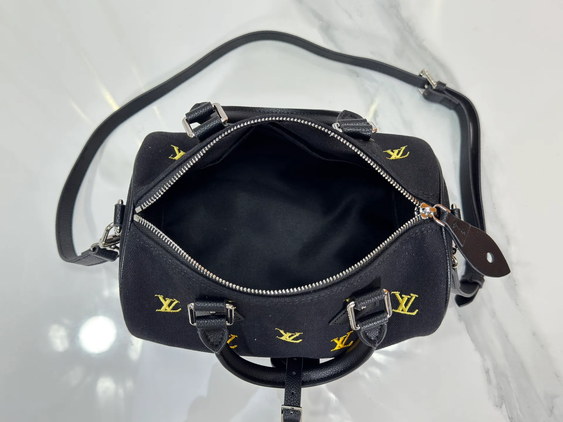 P280 M13966 M 14134 M40391 Upgraded original order Black denim embroidery Pharrell Williams chose deep LV Blason denim to interpret the Keepall Bandoulière 30 travel bag, using keen synesthesia to turn the beating notes into colorful LV letter embroidery, injecting elegance into the classic configuration. Detailed features25x15x11cm
