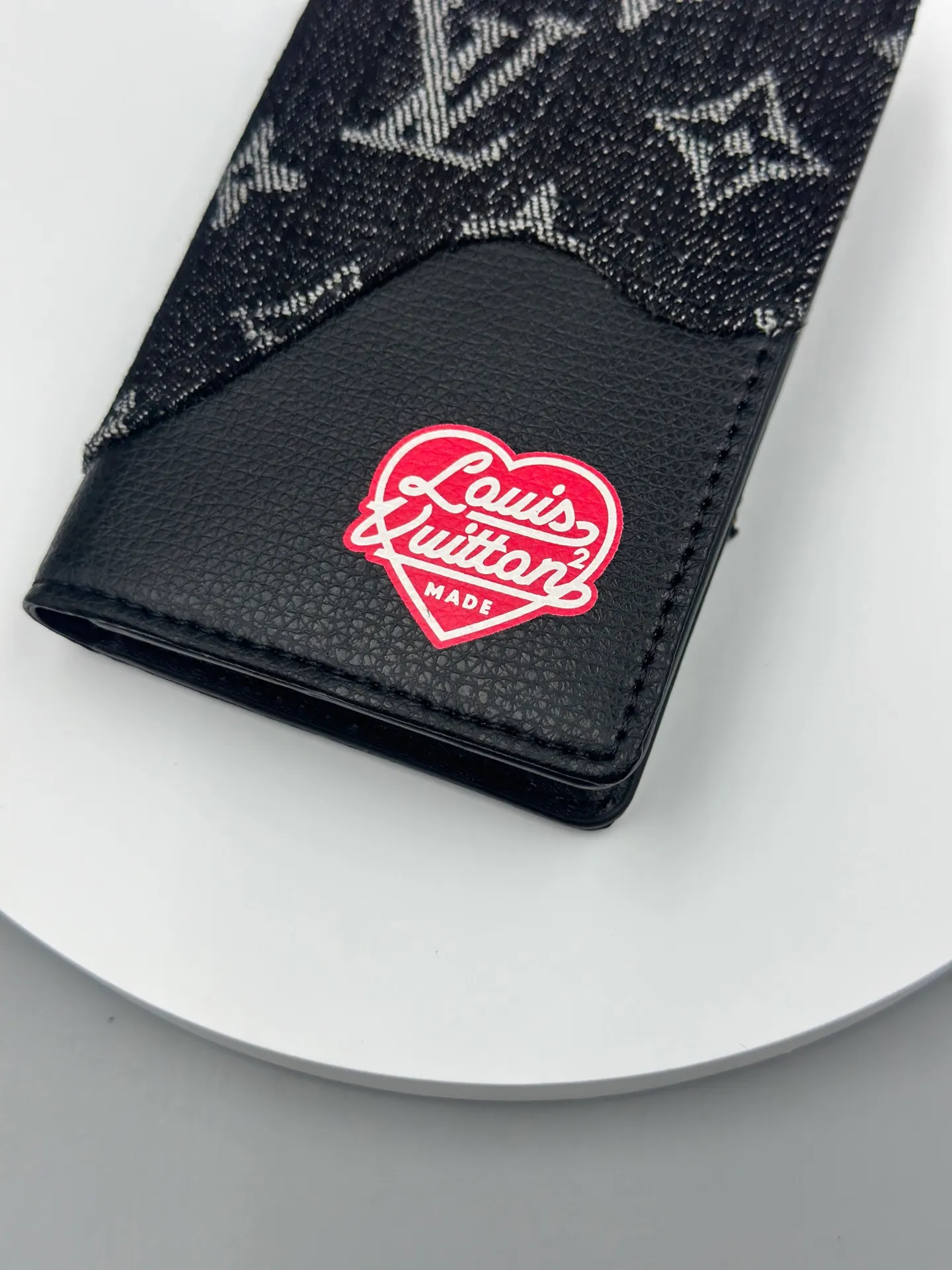 P110 🎀Brand: LV M81015 🎀Color: Black Blue 🎀Size: 8*11*1 🎀Description: [Pocket Wallet] New Card Holder Louis Vuitton and Japanese streetwear designer Nigo once again joined forces for the 2022 early spring series to present the Monogram Drip design for the much-loved pocket wallet. Monogram printed denim looks like water dripping onto grained Taurillon leather, and a new heart-shaped logo focuses attention.