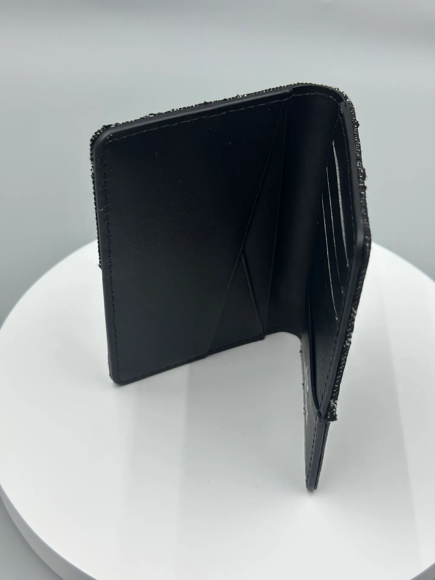 P110 🎀Brand: LV M81015 🎀Color: Black Blue 🎀Size: 8*11*1 🎀Description: [Pocket Wallet] New Card Holder Louis Vuitton and Japanese streetwear designer Nigo once again joined forces for the 2022 early spring series to present the Monogram Drip design for the much-loved pocket wallet. Monogram printed denim looks like water dripping onto grained Taurillon leather, and a new heart-shaped logo focuses attention.