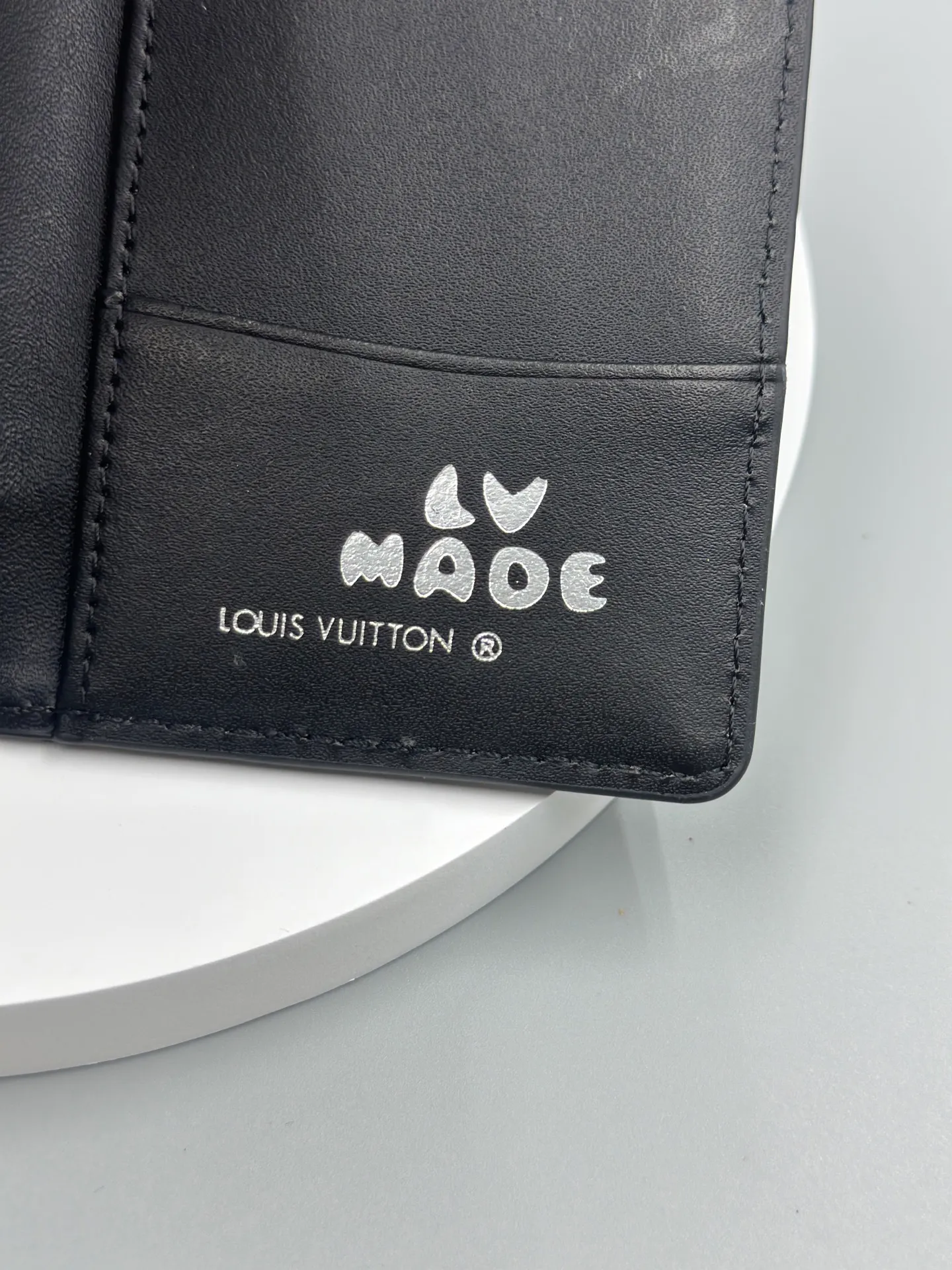 P110 🎀Brand: LV M81015 🎀Color: Black Blue 🎀Size: 8*11*1 🎀Description: [Pocket Wallet] New Card Holder Louis Vuitton and Japanese streetwear designer Nigo once again joined forces for the 2022 early spring series to present the Monogram Drip design for the much-loved pocket wallet. Monogram printed denim looks like water dripping onto grained Taurillon leather, and a new heart-shaped logo focuses attention.