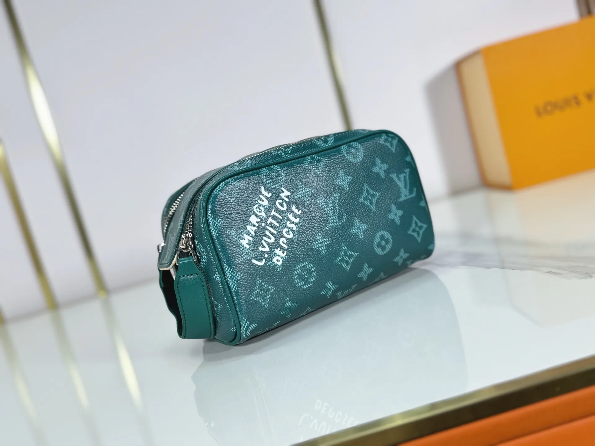 P180 Upgraded original M26872 M27158 M26871 M26870 This Dopp Kit mini toiletry bag is made of brightly colored Monogram Heritage coated canvas with cow leather details. The double-zipper wide-mouth closure makes it easy to access toiletries, and the washable fabric lining adds functionality. Dimensions: 20 x 13 x 12 (cm) ((length x height x width)